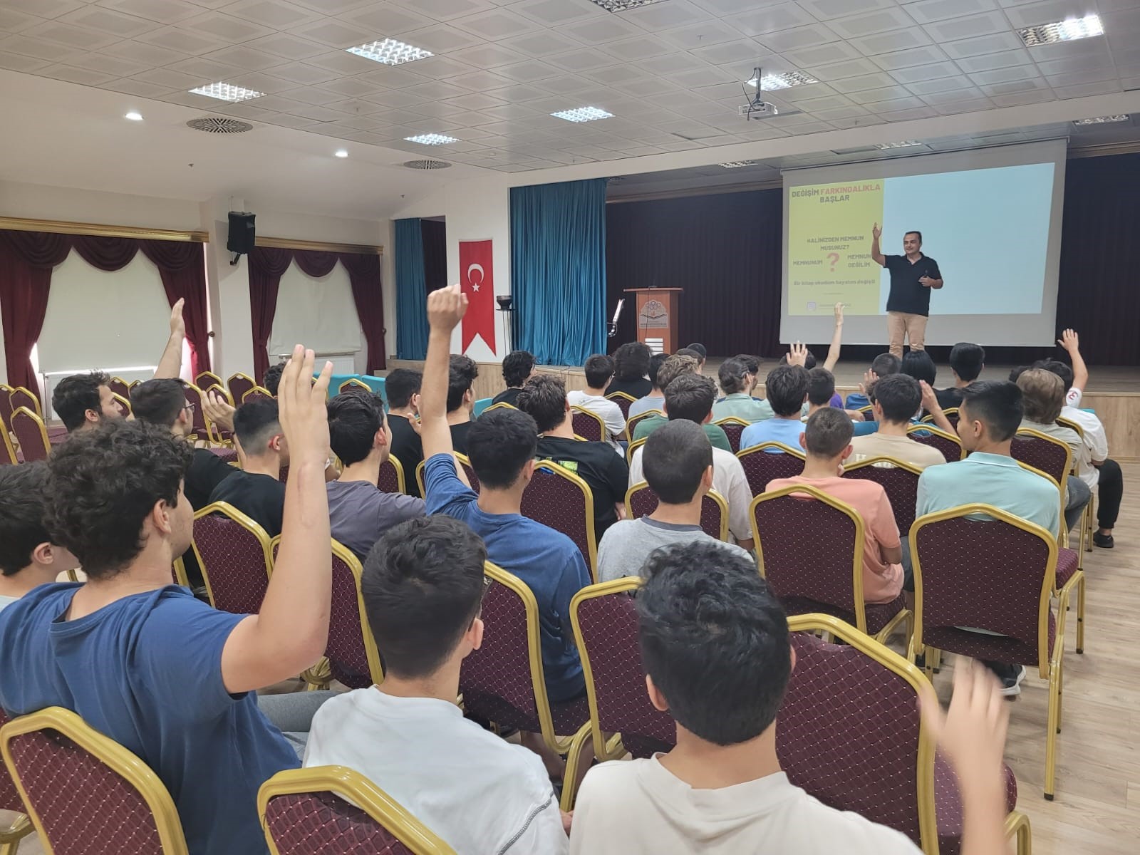 ‘GENÇLİK OKULU’ SEMİNERLERİ DEVAM EDİYOR