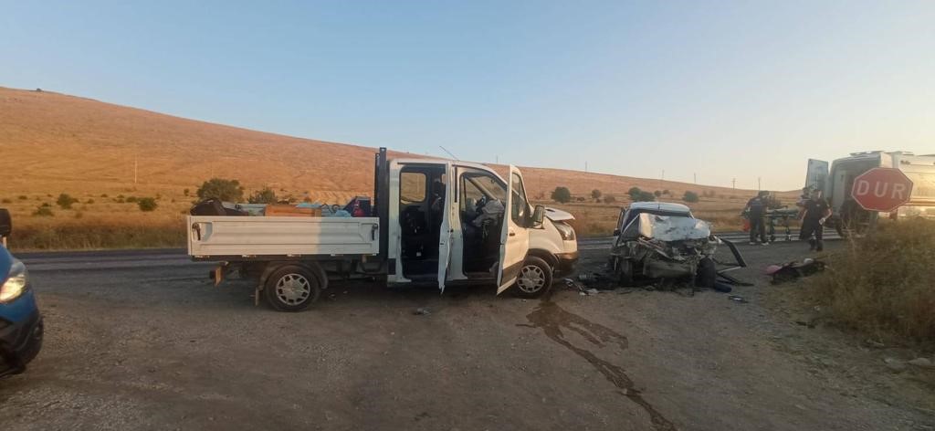 SÜRÜCÜ DEĞİŞTİRMEK İSTEYEN KAMYONETE OTOMOBİL ÇARPTI