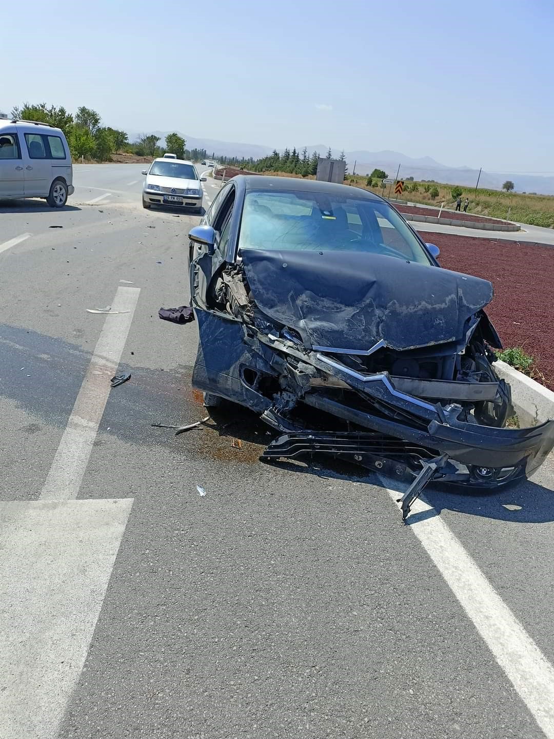 HAFİF TİCARİ ARAÇ İLE OTOMOBİL ÇARPIŞTI