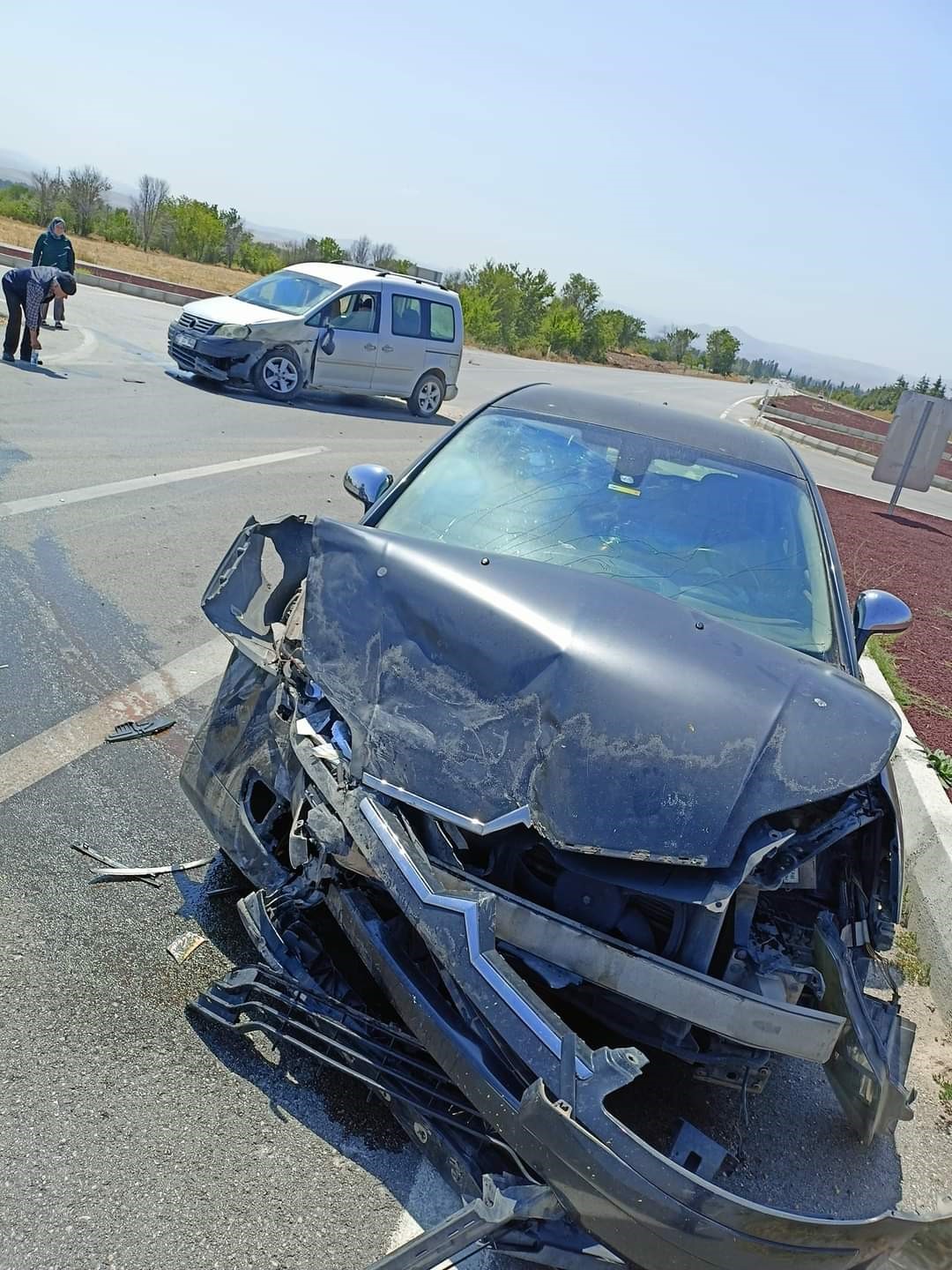 HAFİF TİCARİ ARAÇ İLE OTOMOBİL ÇARPIŞTI