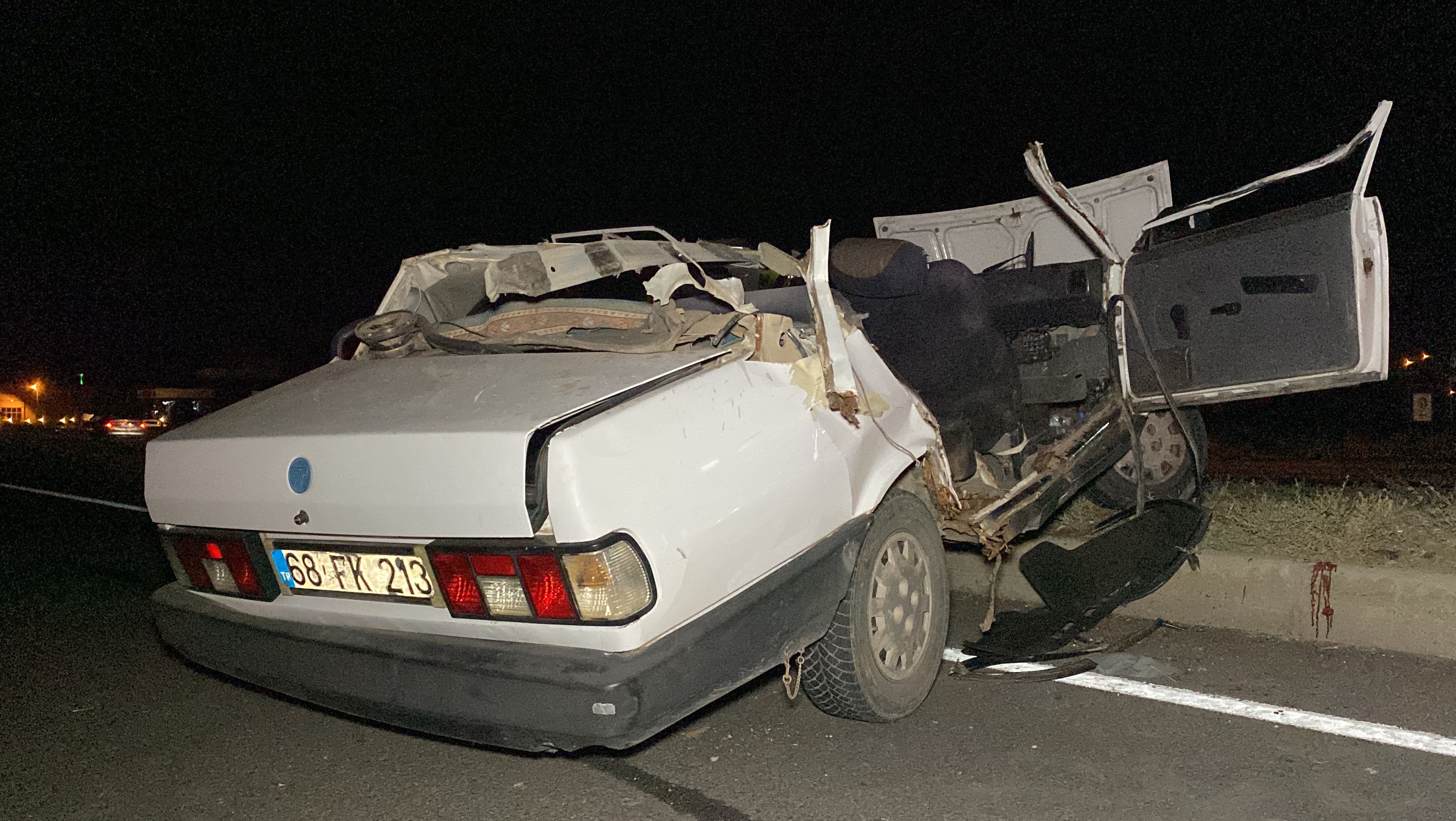 TIRA ARKADAN ÇARPAN OTOMOBİLİN TAVANI KOPTU