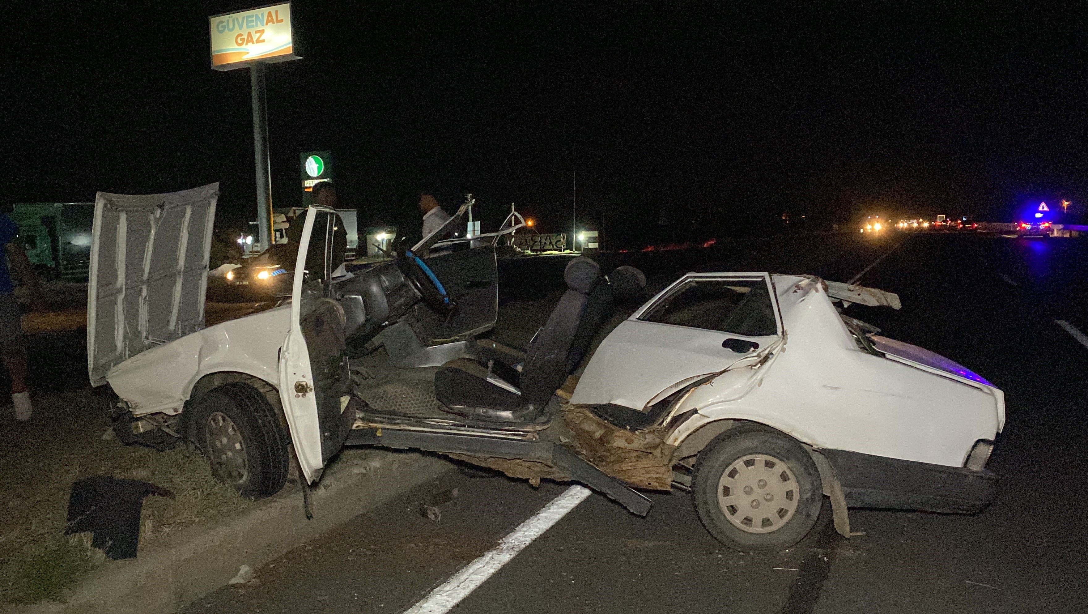 TIRA ARKADAN ÇARPAN OTOMOBİLİN TAVANI KOPTU
