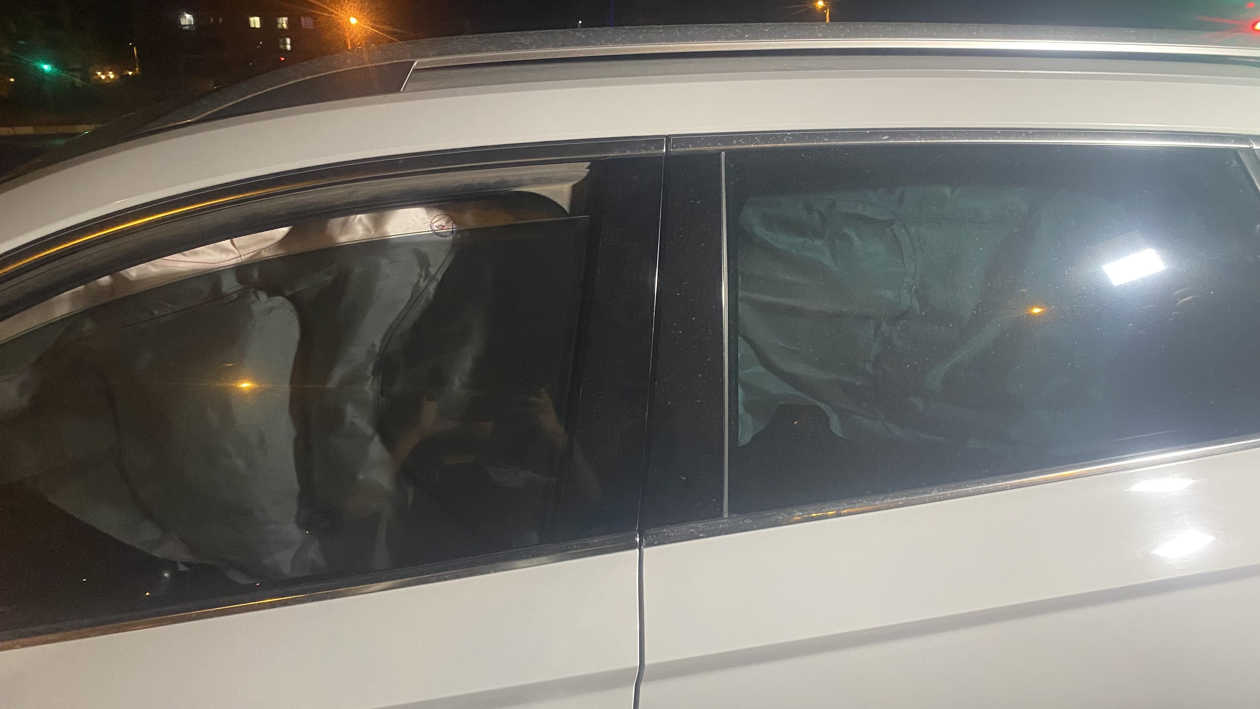İKİ OTOMOBİL KAVŞAKTA ÇARPIŞTI