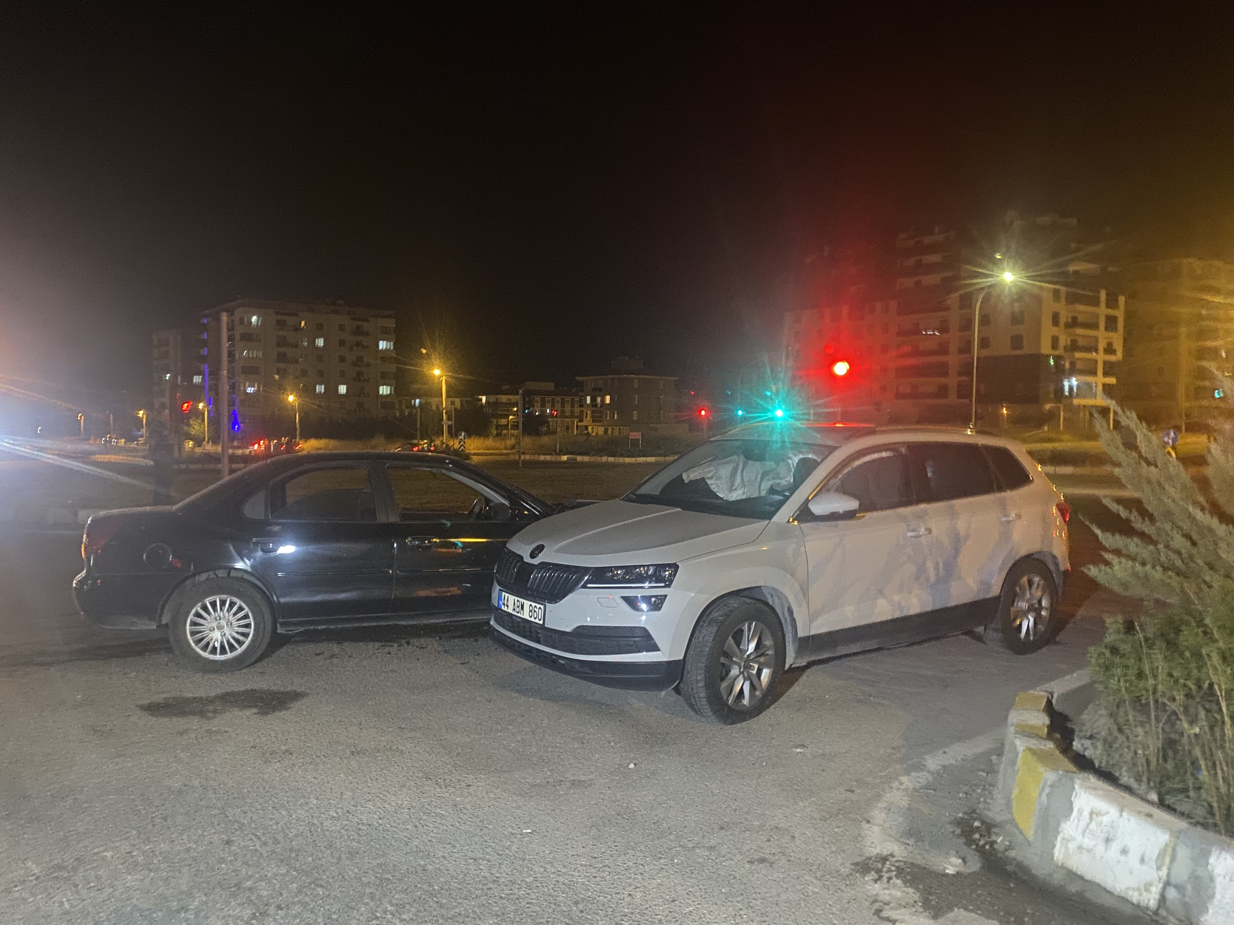 İKİ OTOMOBİL KAVŞAKTA ÇARPIŞTI