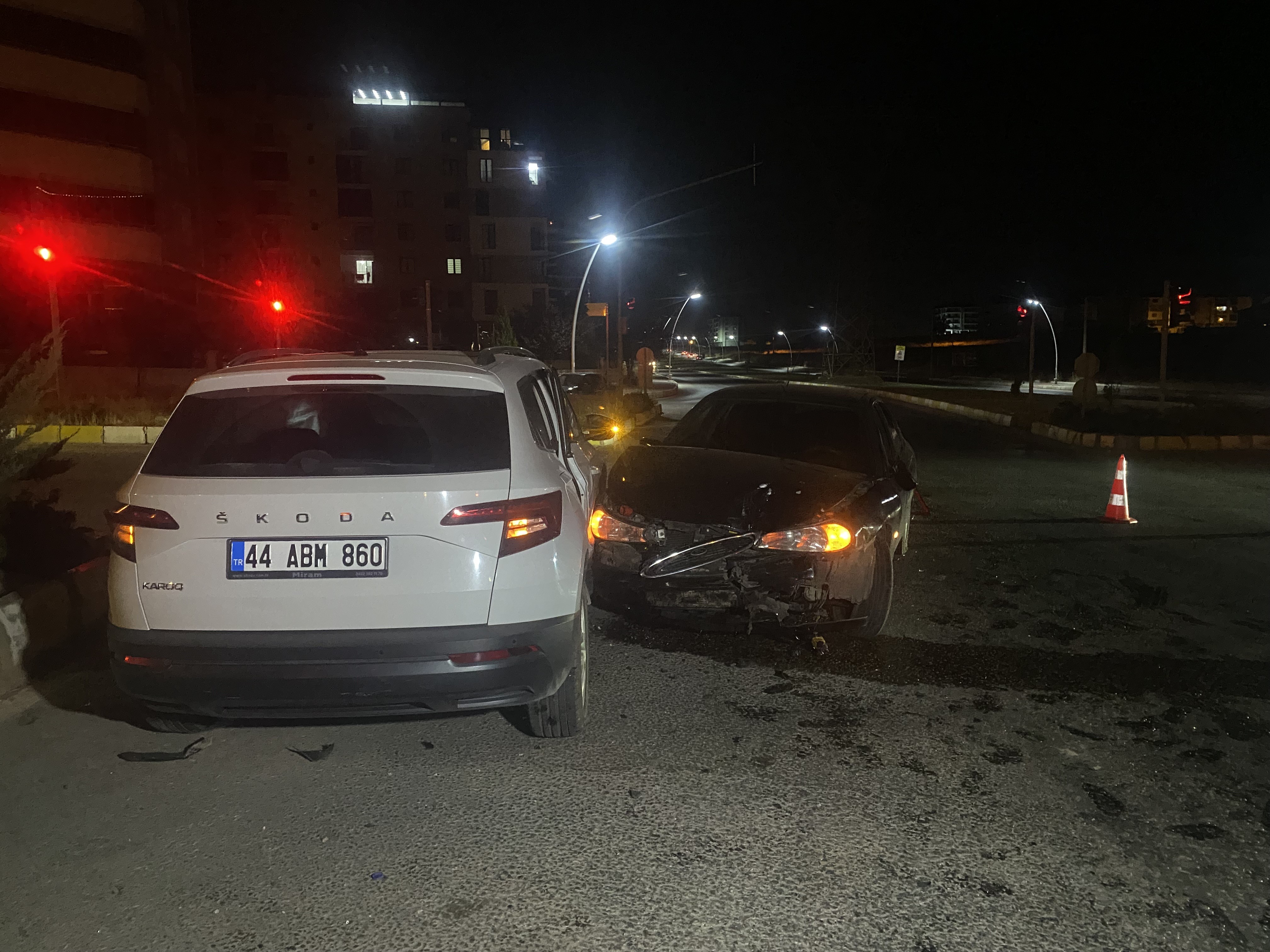 İKİ OTOMOBİL KAVŞAKTA ÇARPIŞTI