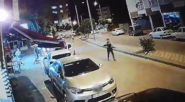 TARTIŞTIĞI KİŞİLERİ TÜFEKLE KOVALADI