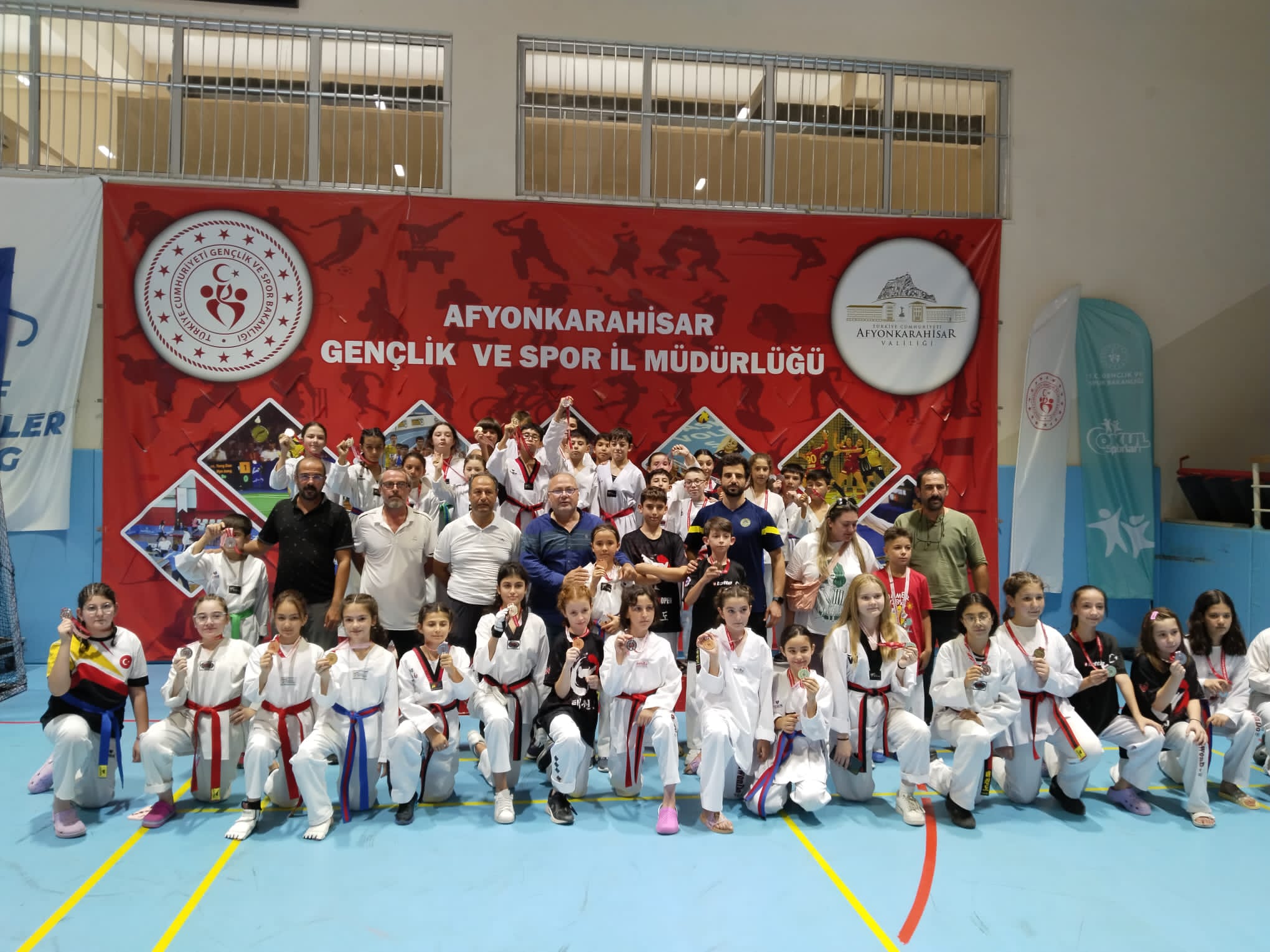 MİNİK TEKVANDOCULAR HÜNERLERİNİ SERGİLEDİ