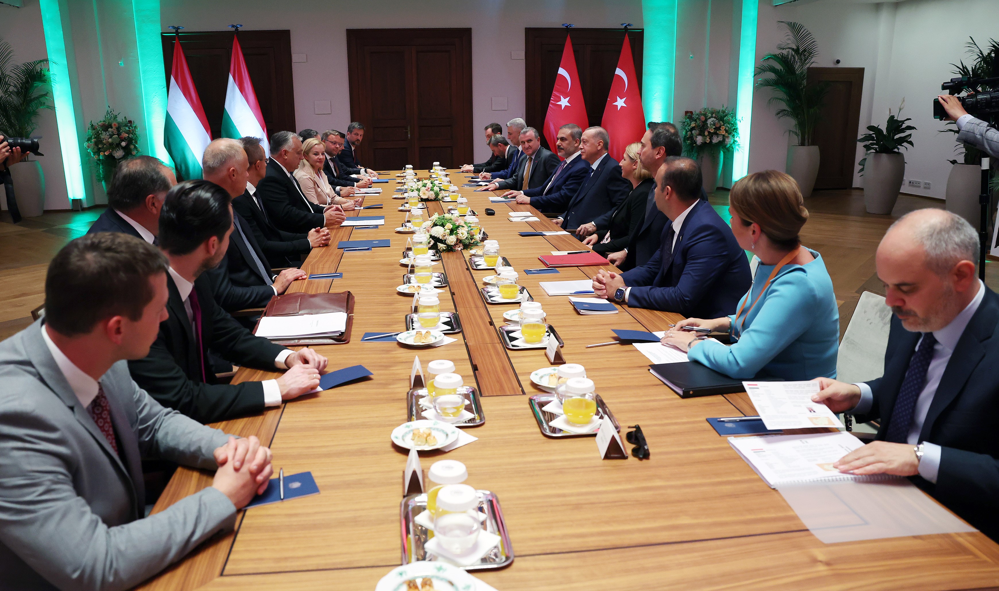 CUMHURBAŞKANI ERDOĞAN, ORBAN İLE GÖRÜŞTÜ