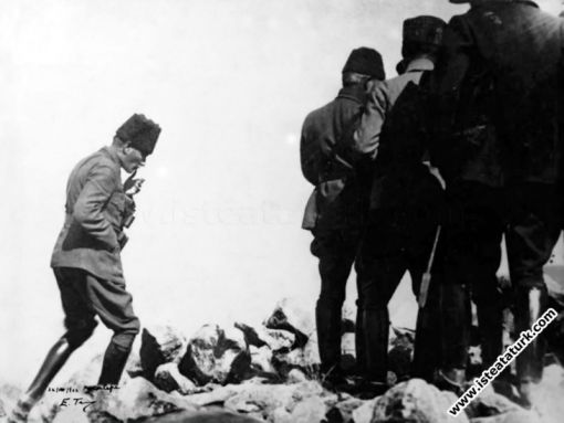 "KİM BU CENNET VATANIN UĞRUNA OLMAZ Kİ FEDA"
