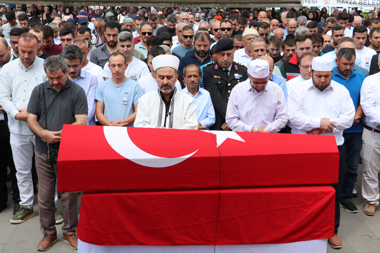 UZMAN ÇAVUŞUN CENAZESİ TOPRAĞA VERİLDİ