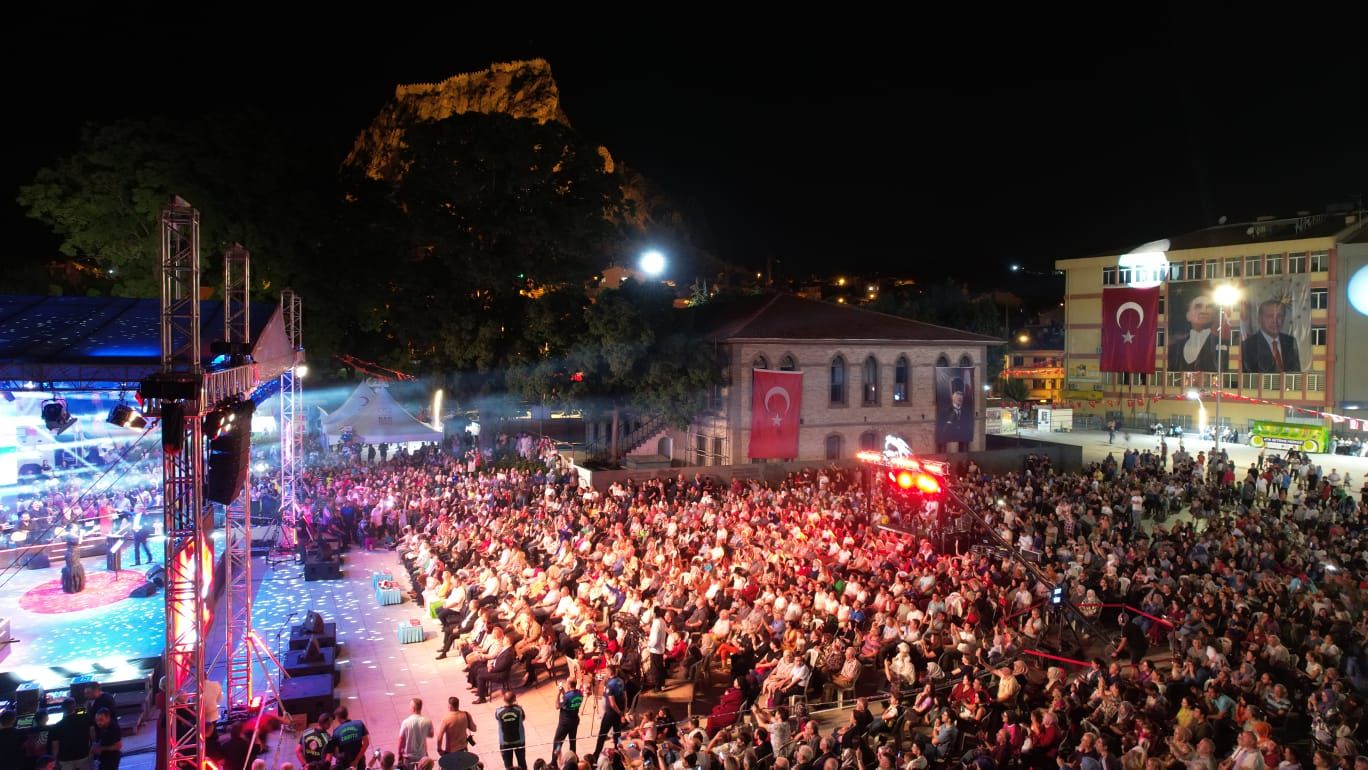 TRT SANATÇILARI’NDAN ZAFER KONSERİ