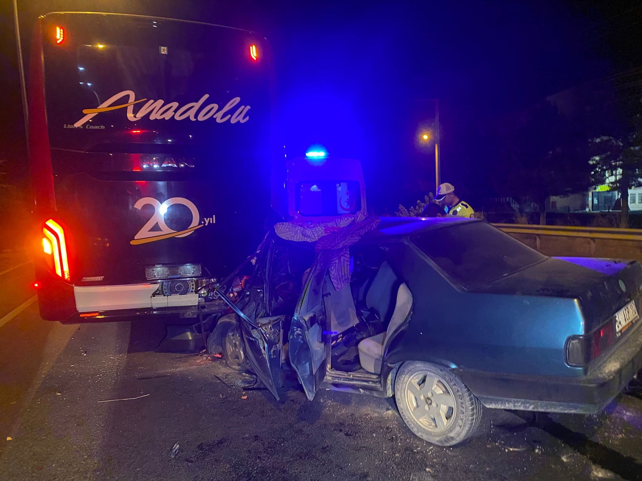 YOLCU OTOBÜSÜYLE OTOMOBİL ÇARPIŞTI: 1 ÖLÜ