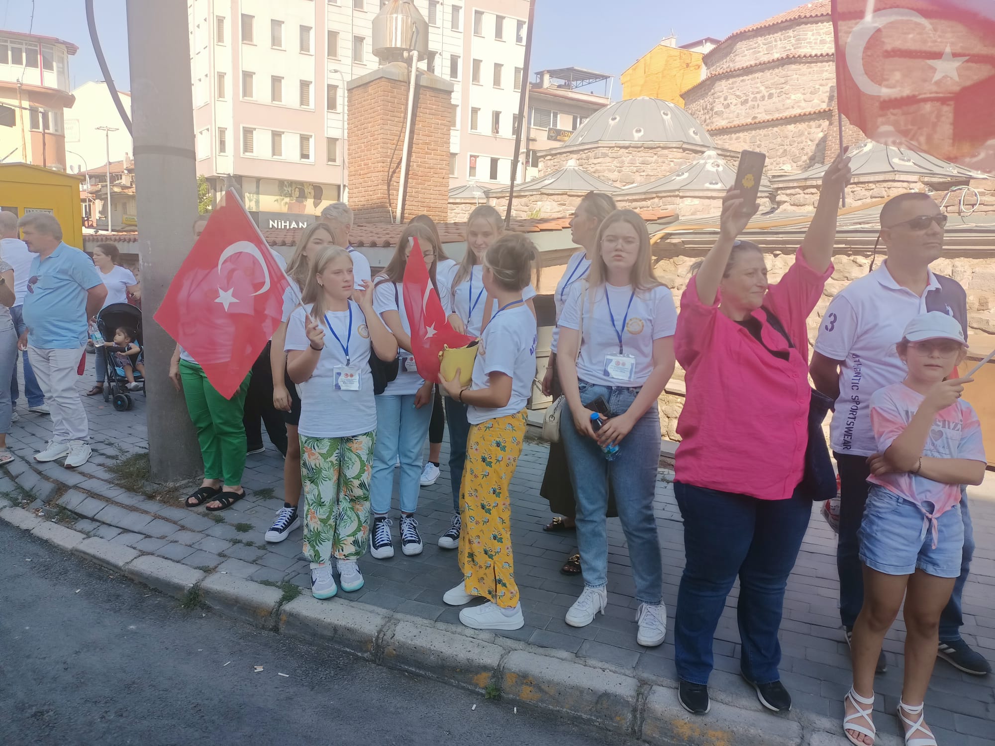 ZAFER COŞKUSU HALK YÜRÜYÜŞÜYLE BAŞLADI