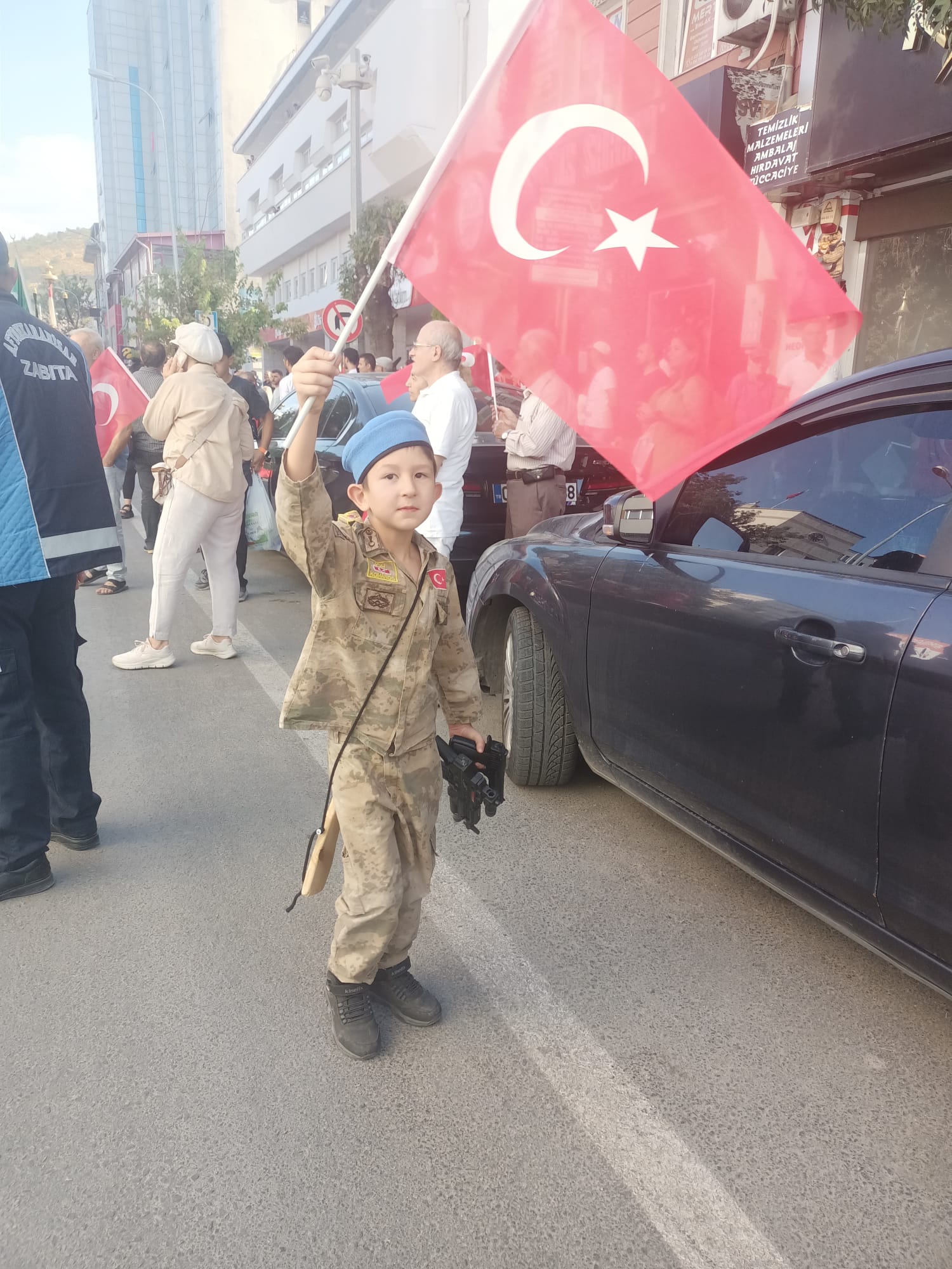 ZAFER COŞKUSU HALK YÜRÜYÜŞÜYLE BAŞLADI