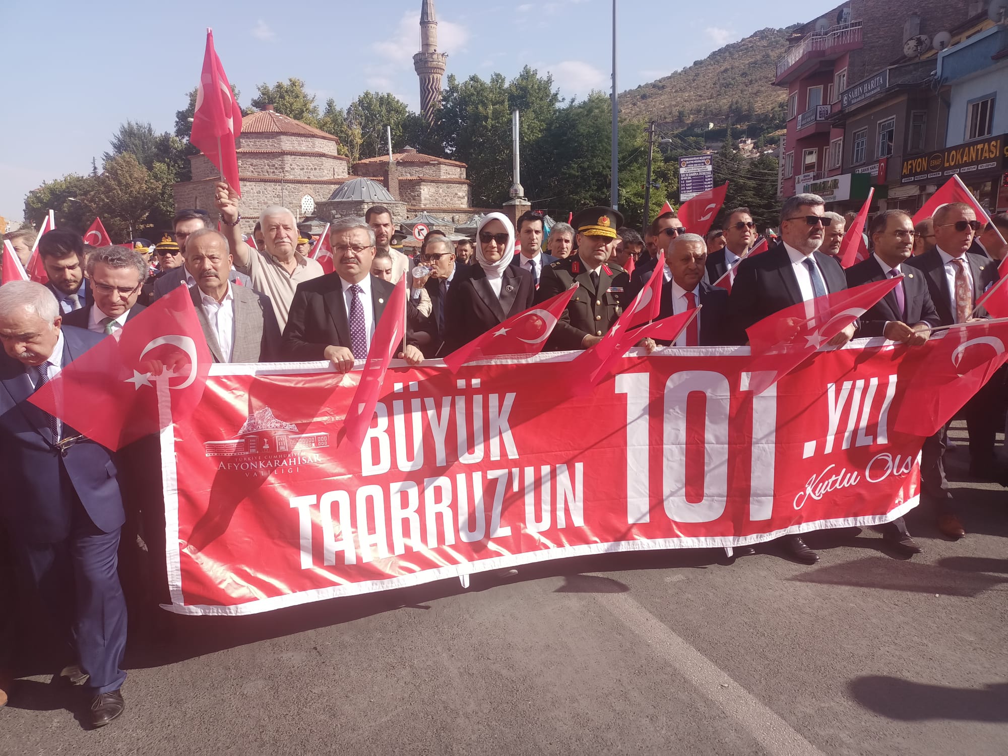 ZAFER COŞKUSU HALK YÜRÜYÜŞÜYLE BAŞLADI