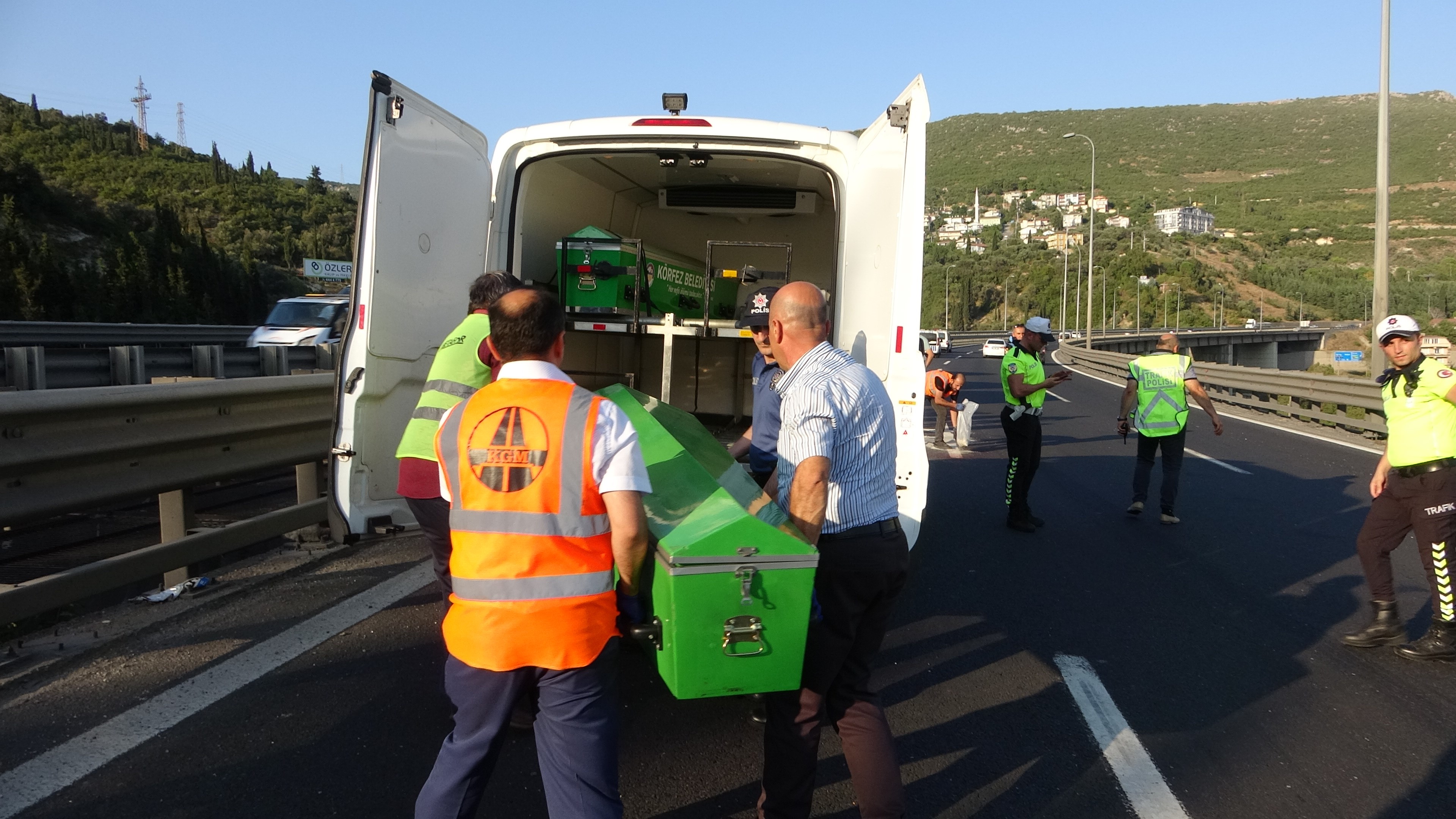 AMBULANSTAN ATLAYAN 15 YAŞINDAKİ KIZ ÖLDÜ