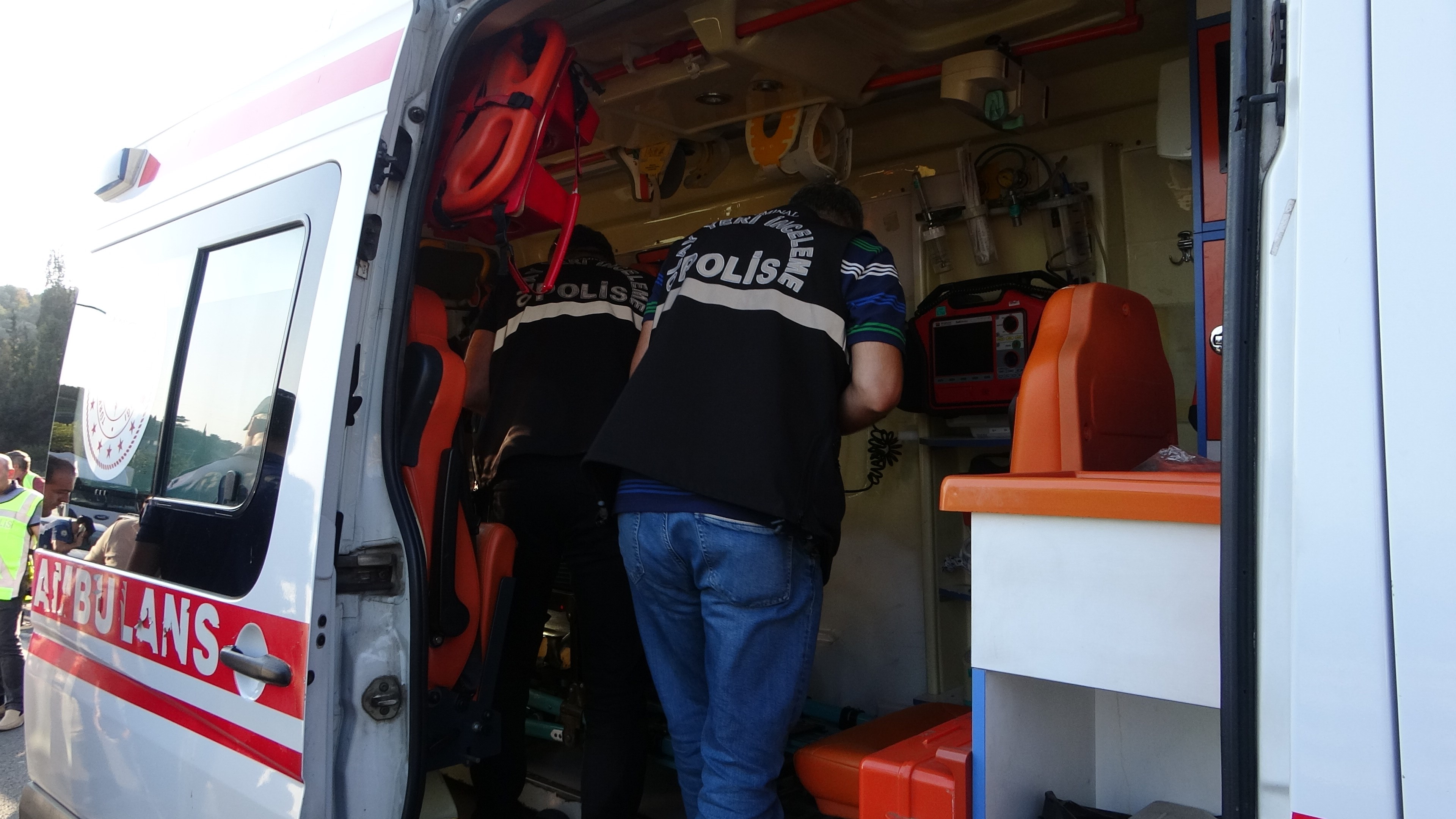 AMBULANSTAN ATLAYAN 15 YAŞINDAKİ KIZ ÖLDÜ