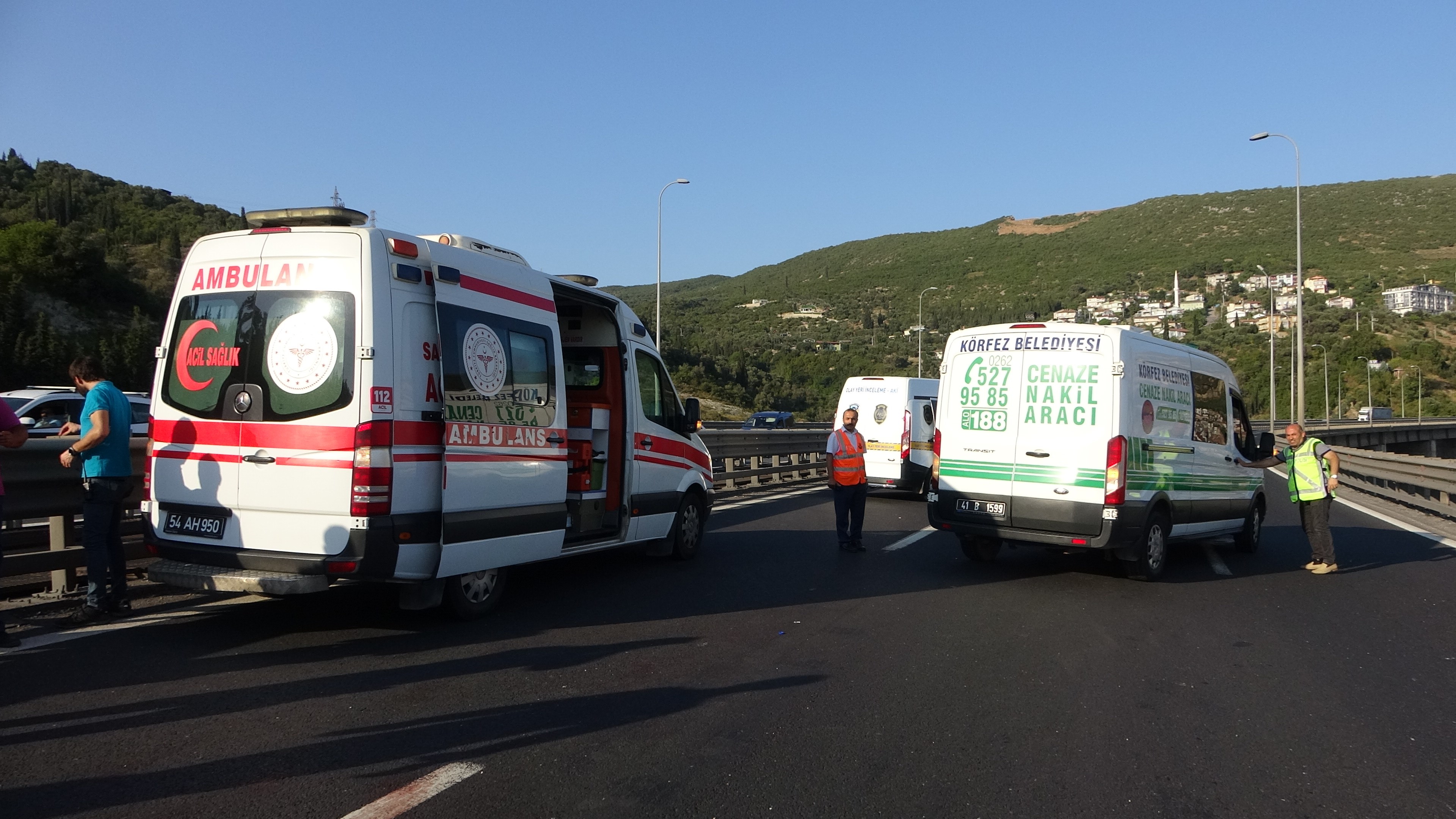 AMBULANSTAN ATLAYAN 15 YAŞINDAKİ KIZ ÖLDÜ