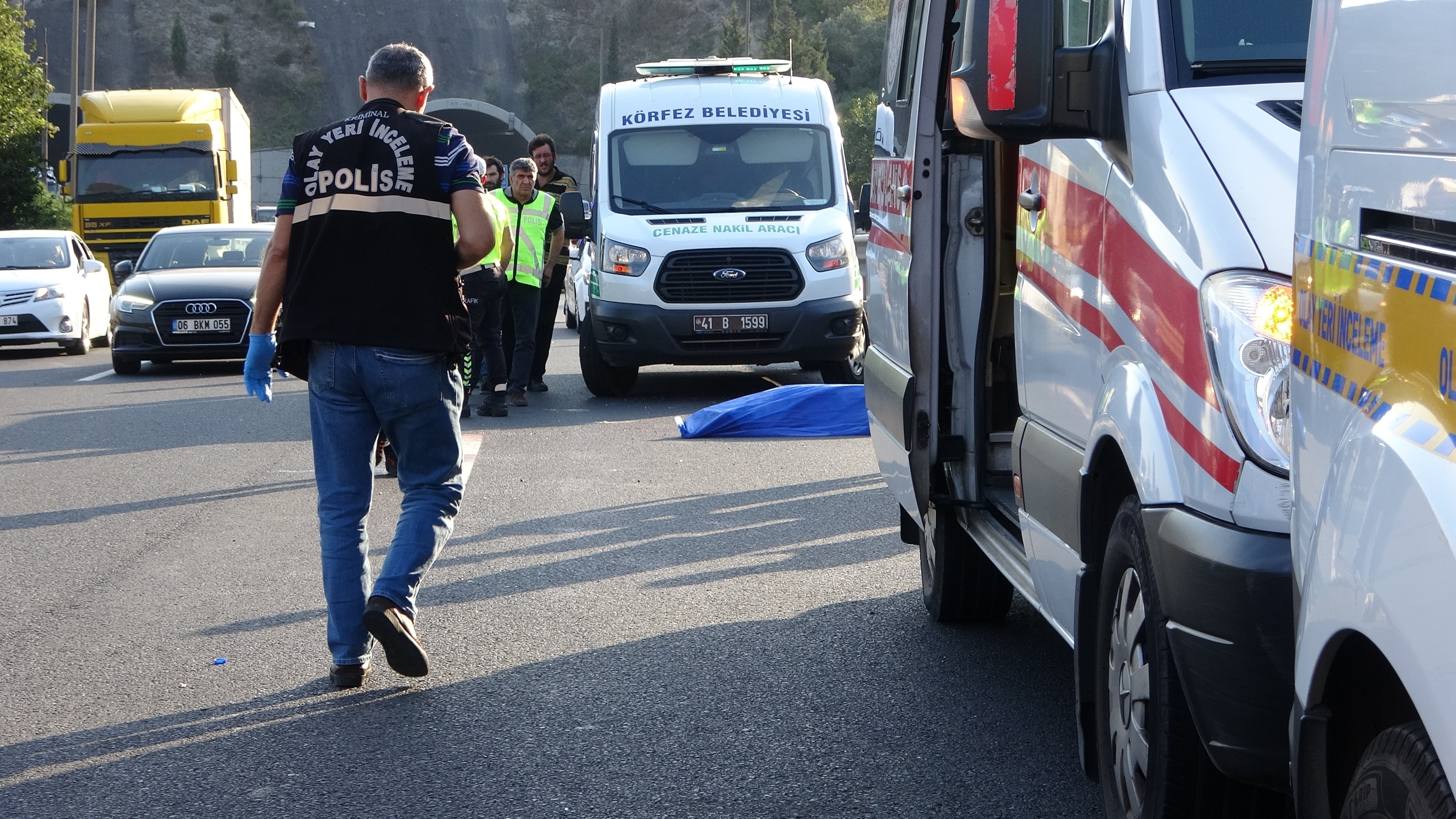 AMBULANSTAN ATLAYAN 15 YAŞINDAKİ KIZ ÖLDÜ