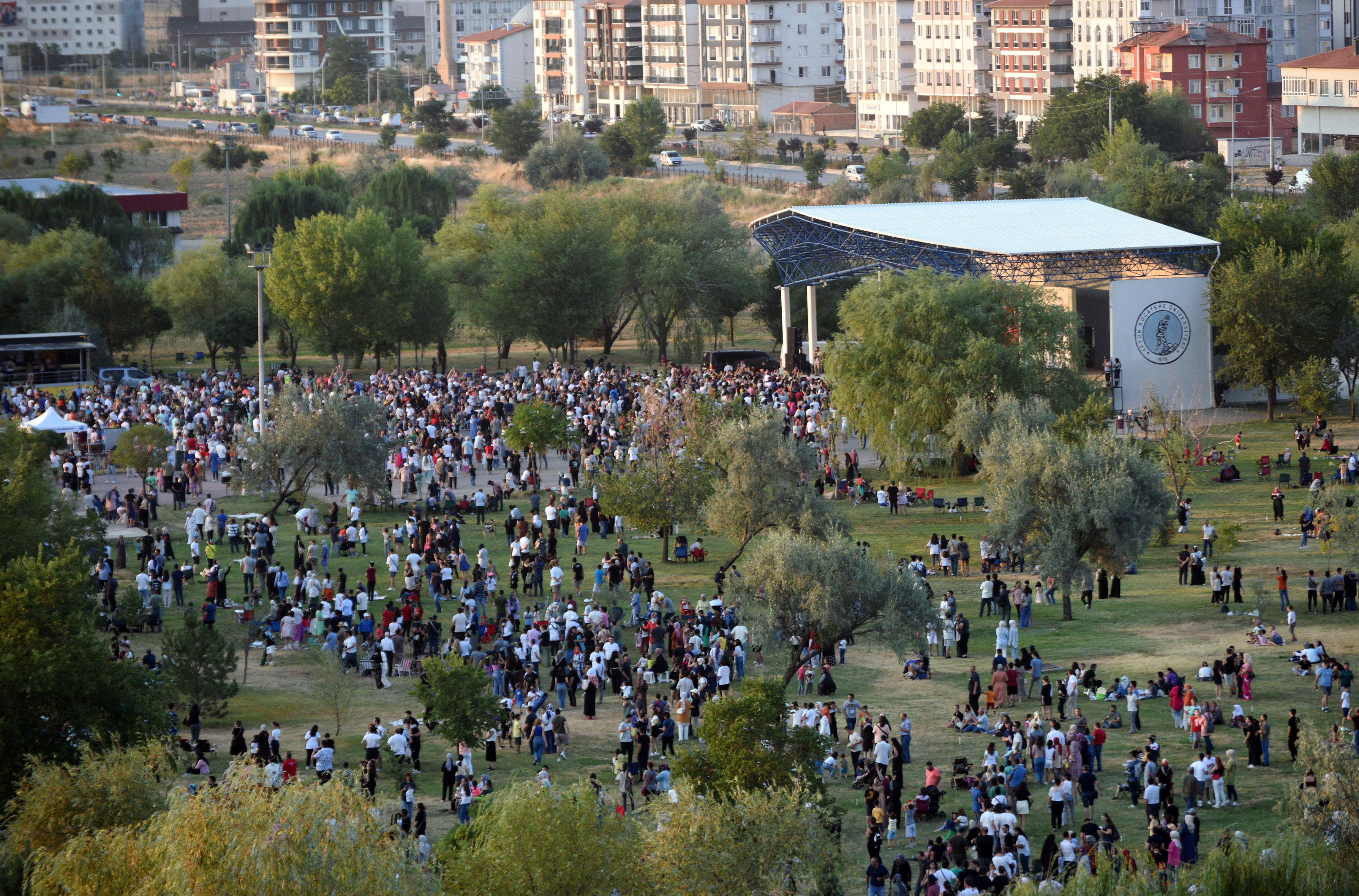 AKÜ MİSAFİR ÜNİVERSİTELERLE ZAFERİ KUTLADI
