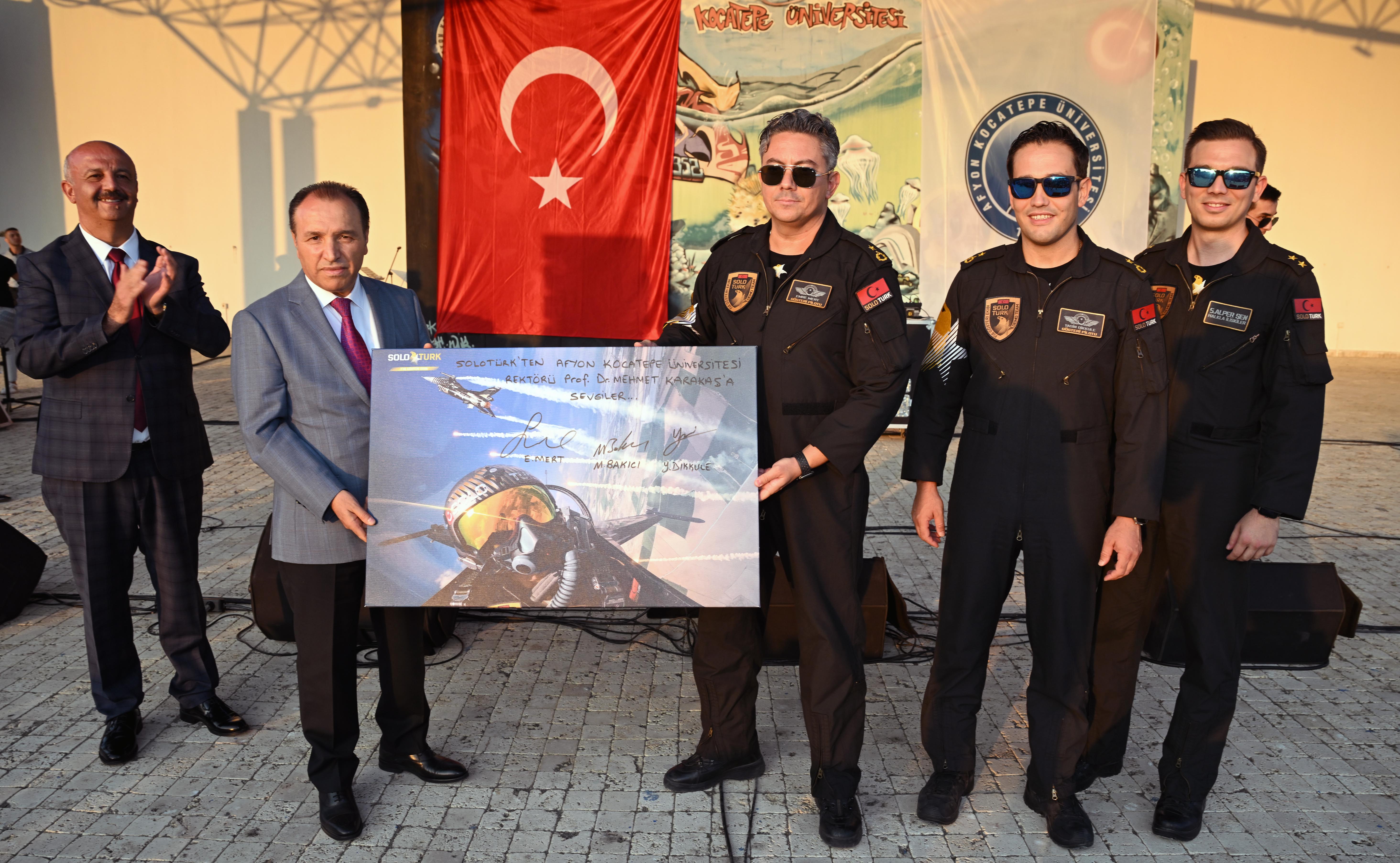 AKÜ MİSAFİR ÜNİVERSİTELERLE ZAFERİ KUTLADI