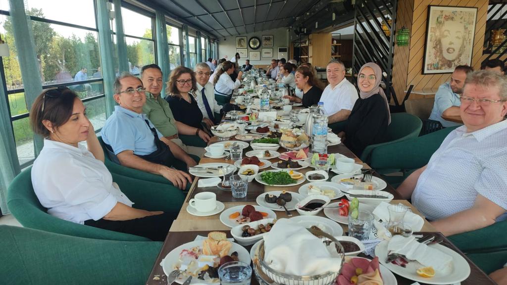 ESKİ MEZUNLAR 39 YIL SONRA BULUŞTU