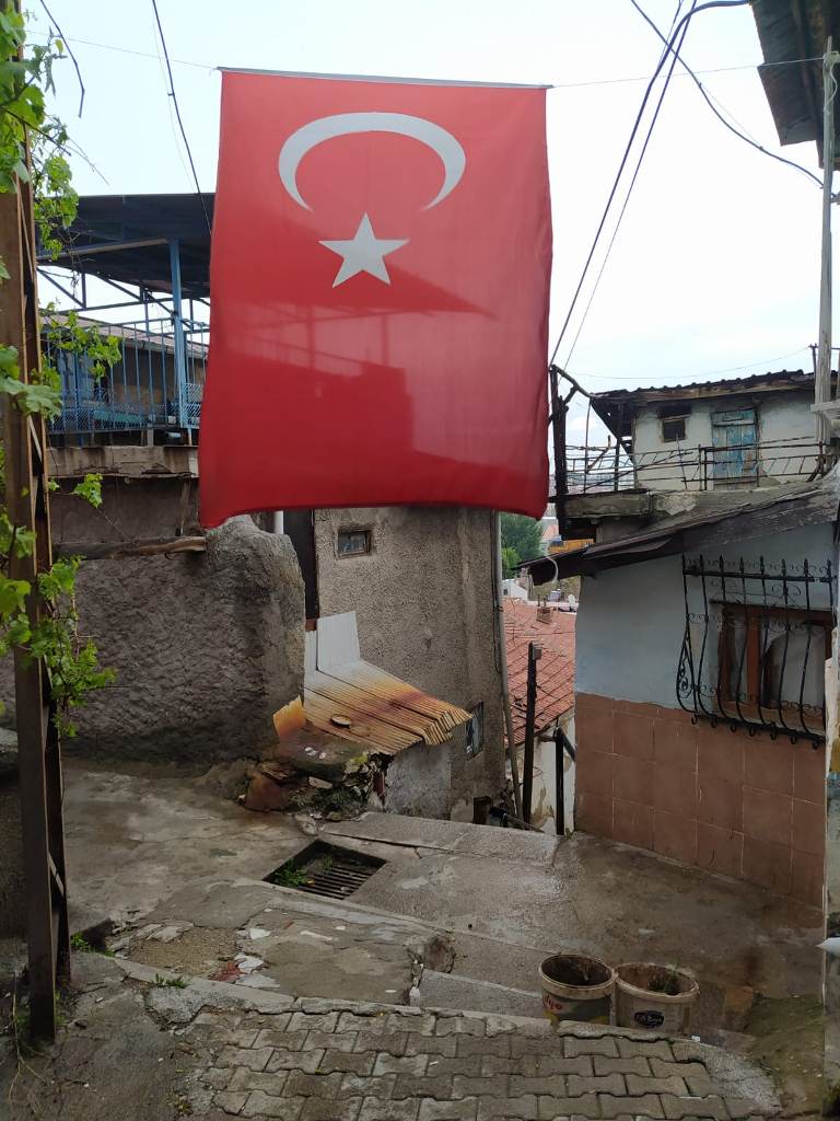 BU SOKAĞA GİRMEK NEFES İSTER