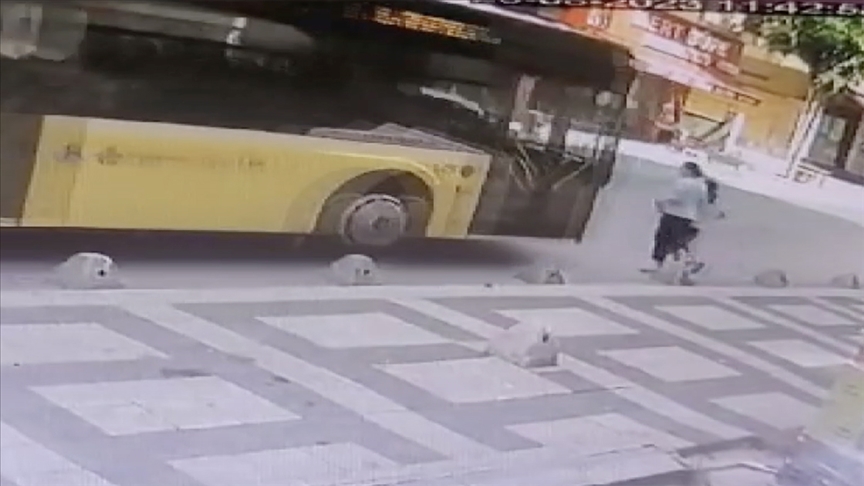 HALK OTOBÜSÜ 2 ÇOCUĞA ÇARPTI
