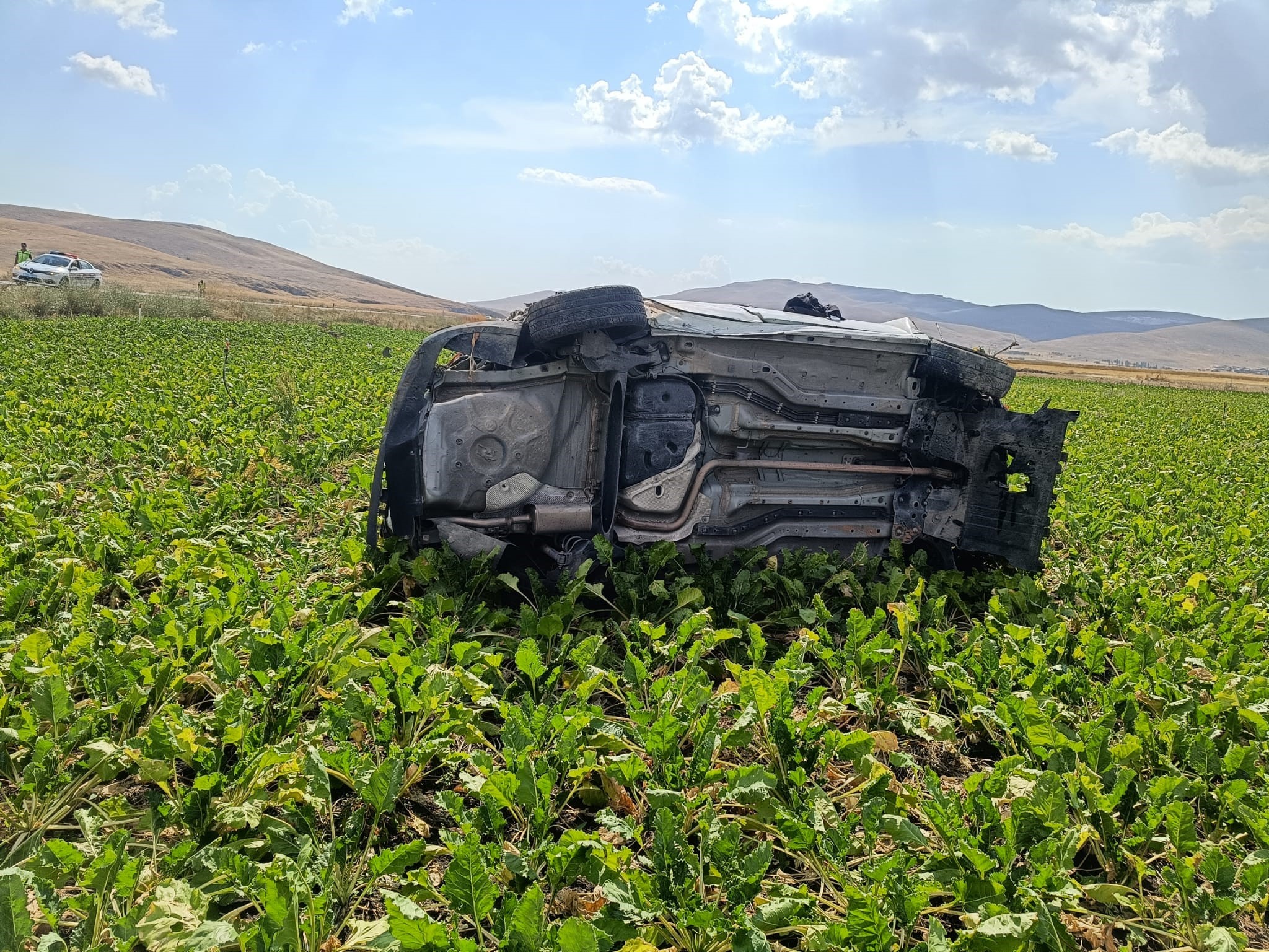 AFYON'DA KAZA YAPAN ARAÇ TAKLA ATARAK TARLAYA GİRDİ