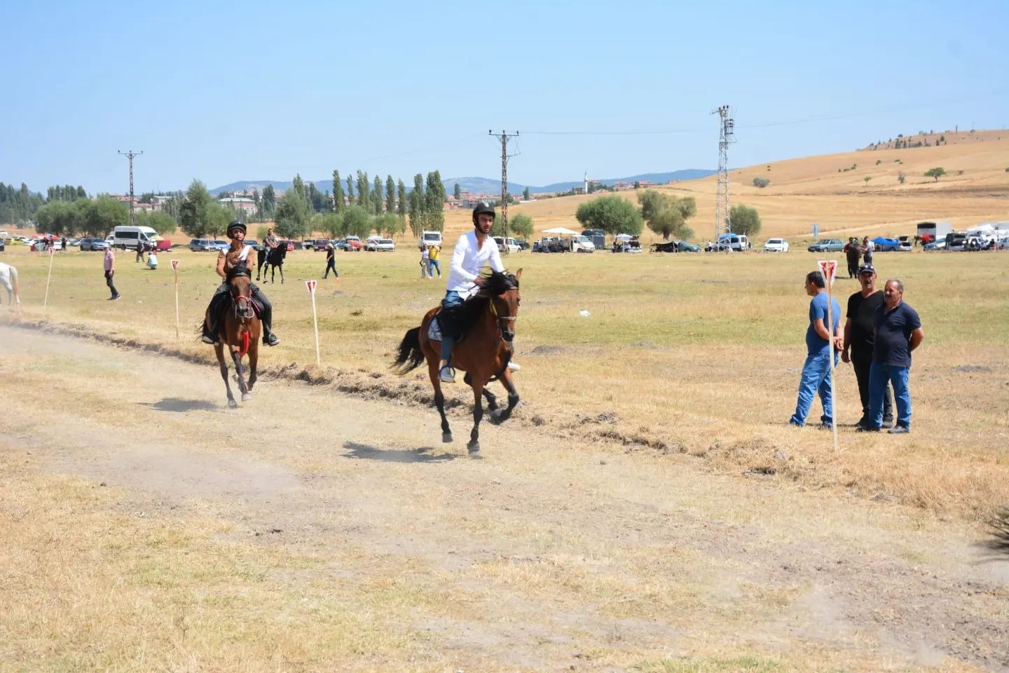 FRİG VADİLERİ RAHVAN AT YARIŞLARI ZAFER KOŞUSU YAPILDI