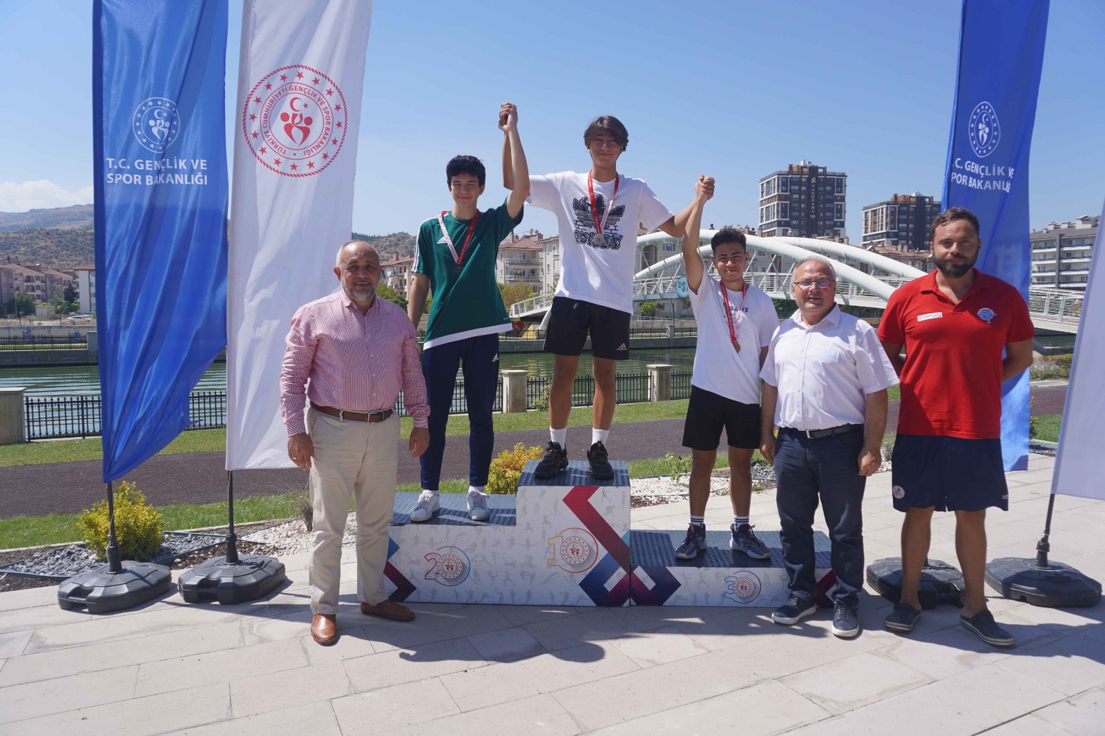 21 SPORCU 7 KATEGORİDE KÜREK ÇEKTİ