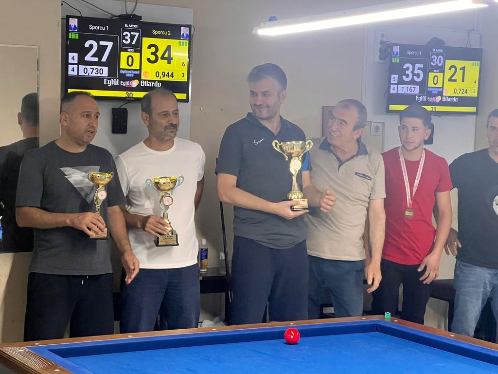 BİLARDO TURNUVASINDA SPORCULAR KIYASIYA YARIŞTI