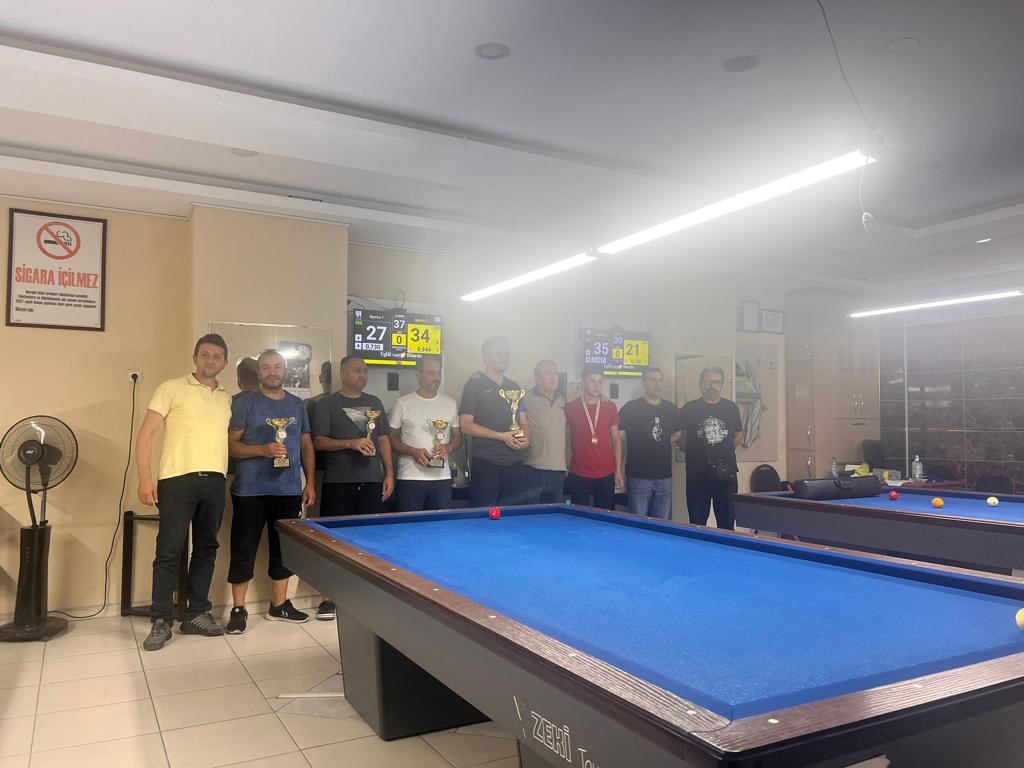 BİLARDO TURNUVASINDA SPORCULAR KIYASIYA YARIŞTI