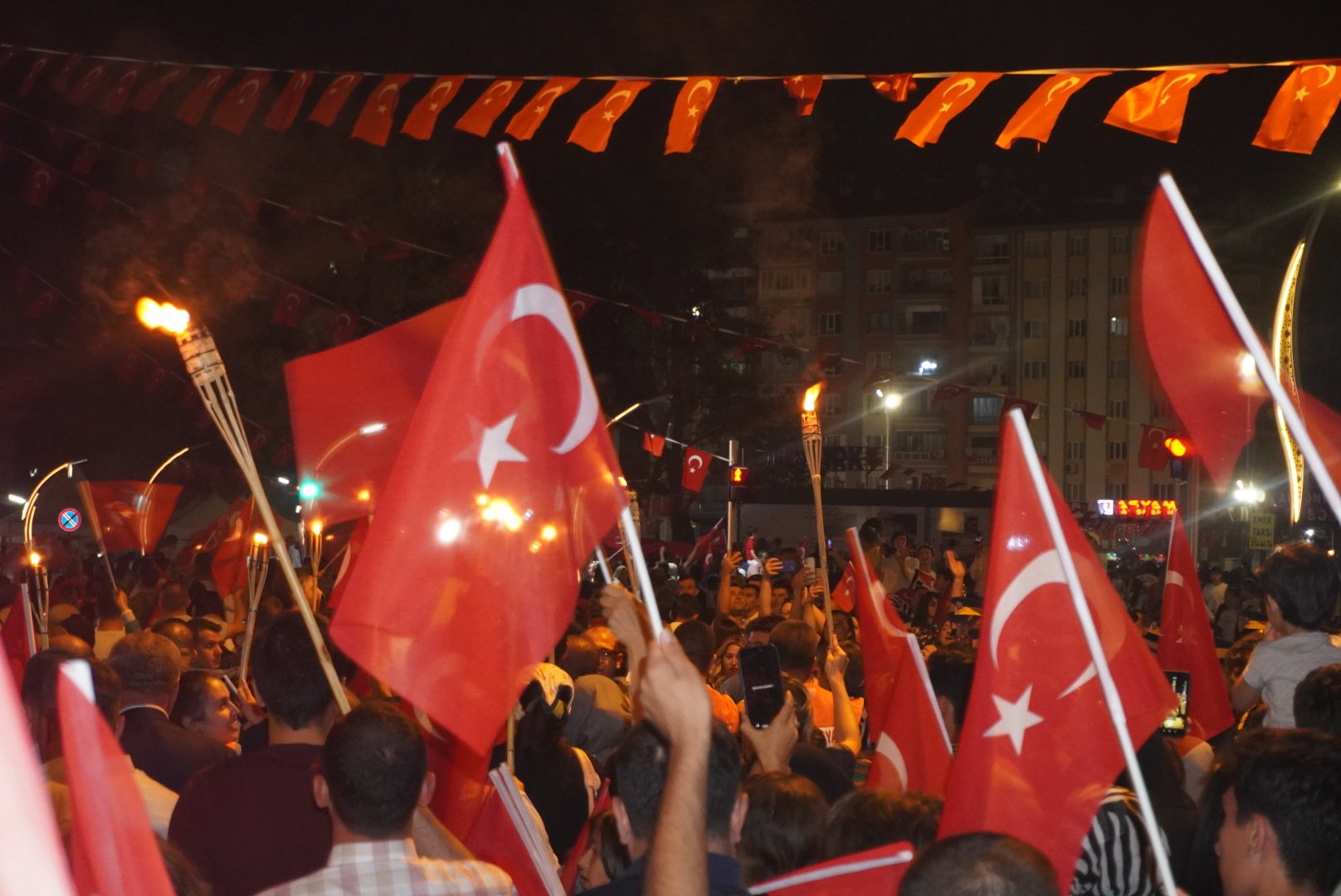 GENÇLER ZAFERİN 101. YILINI MEŞALELERLE KUTLADI