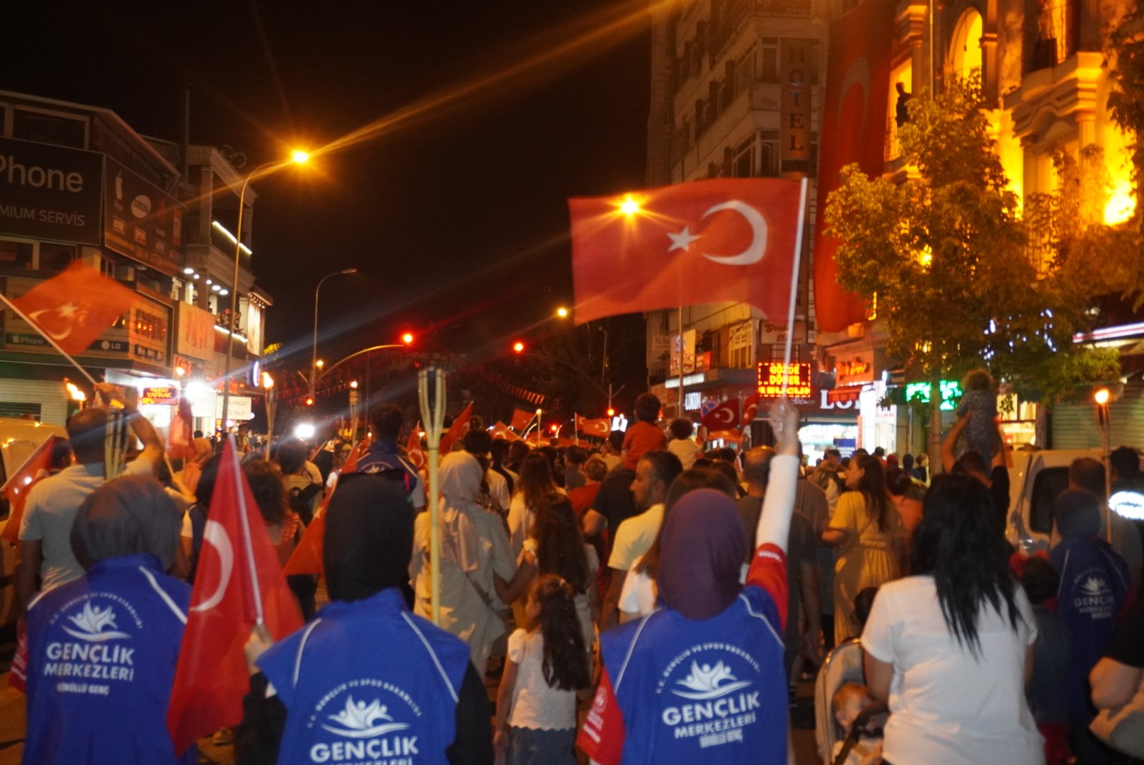 GENÇLER ZAFERİN 101. YILINI MEŞALELERLE KUTLADI
