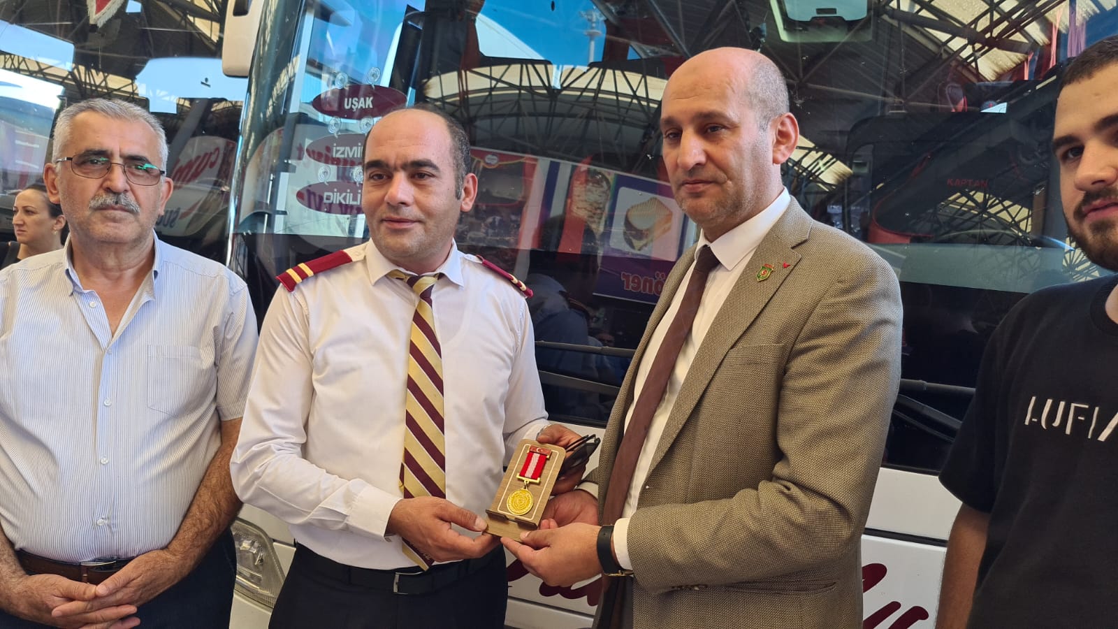 OTOBÜS ŞOFÖRÜNDEN ANLAMLI DAVRANIŞ