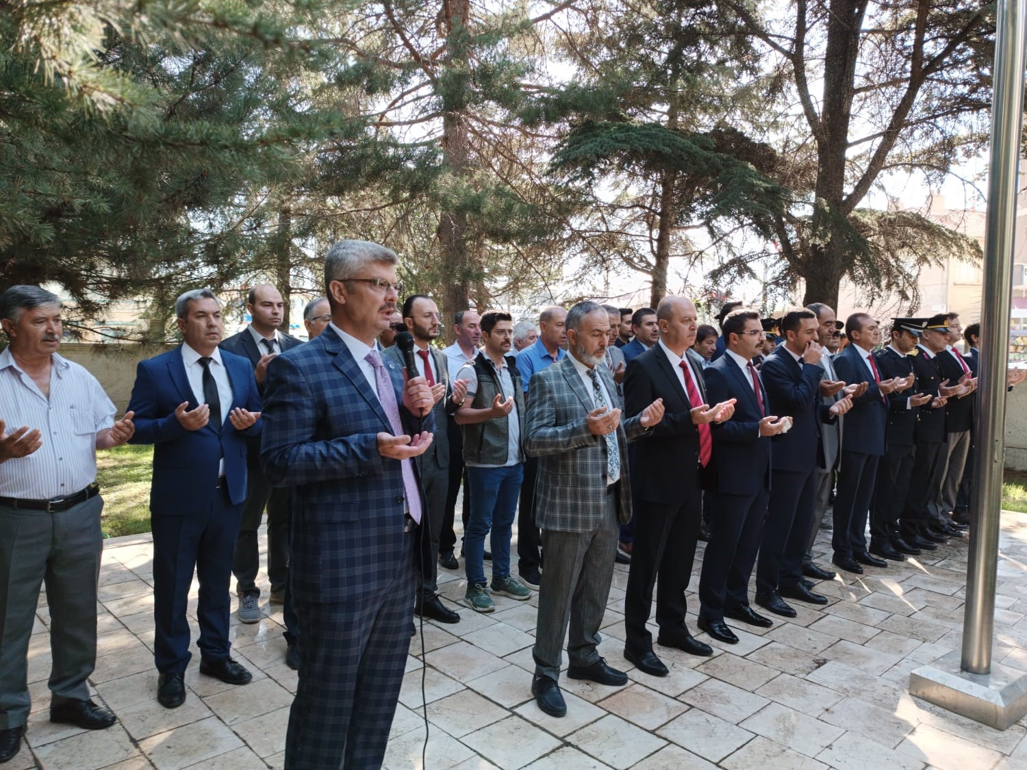 ZAFER BAYRAMI DOLAYISIYLA ÇELENK SUNMA TÖRENİ YAPILDI