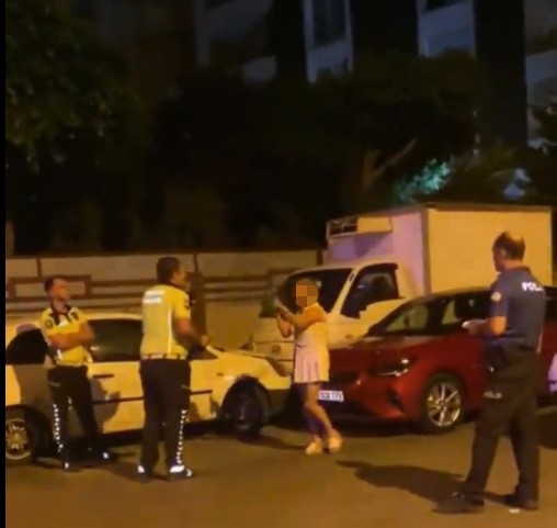 TRAFİK KAZASINA KARIŞAN KADINDAN POLİSE AKIL ALMAZ TEHDİT