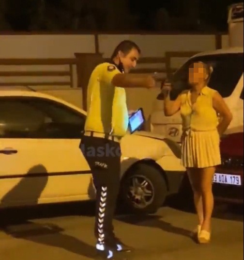 TRAFİK KAZASINA KARIŞAN KADINDAN POLİSE AKIL ALMAZ TEHDİT