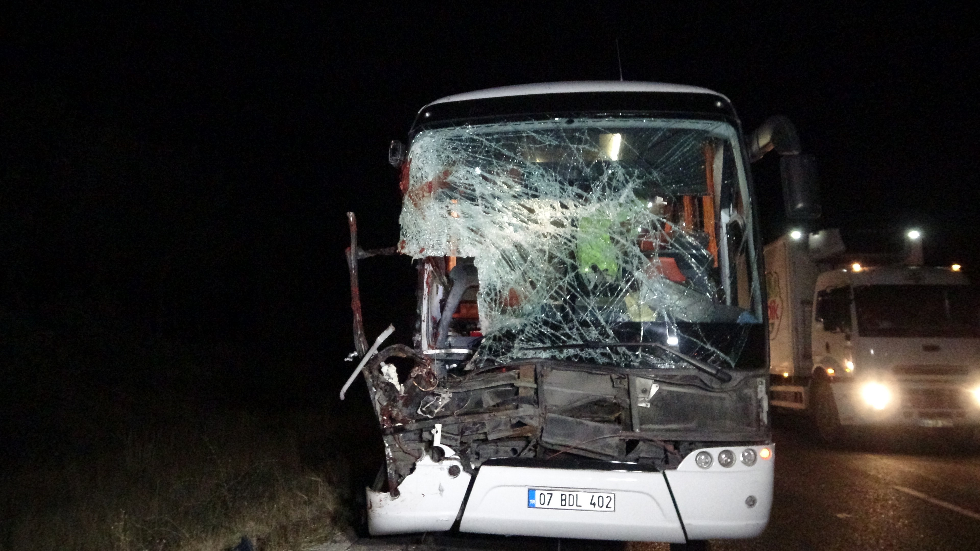FECİ KAZA: 1’İ AĞIR 15 YARALI