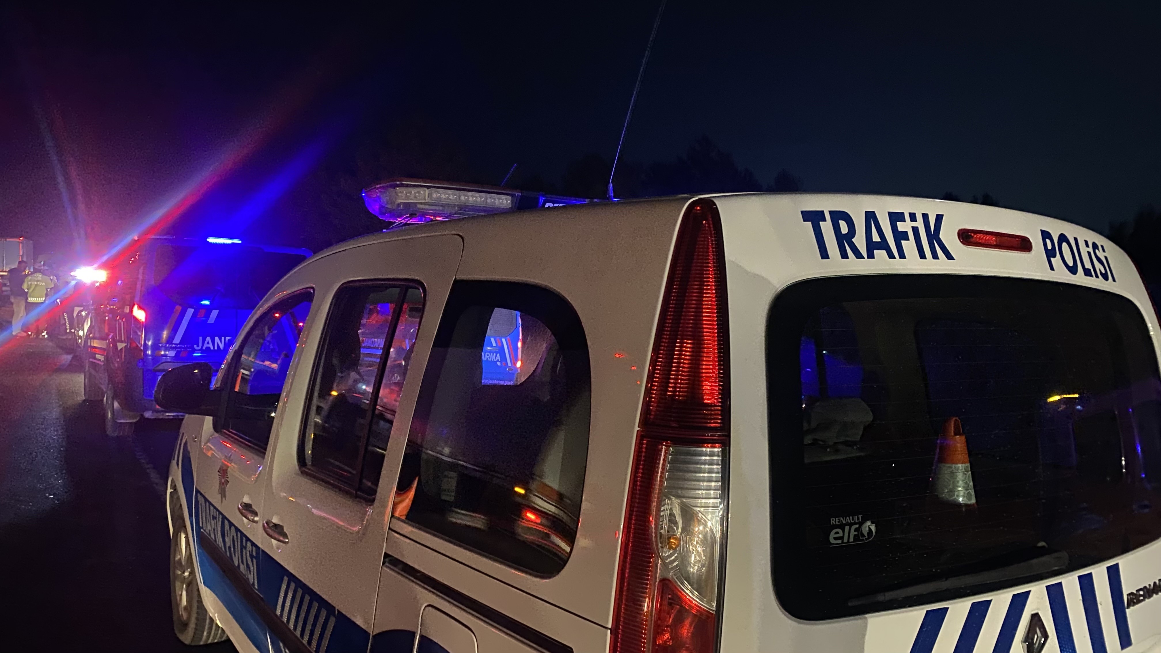 FECİ KAZA: 1’İ AĞIR 15 YARALI