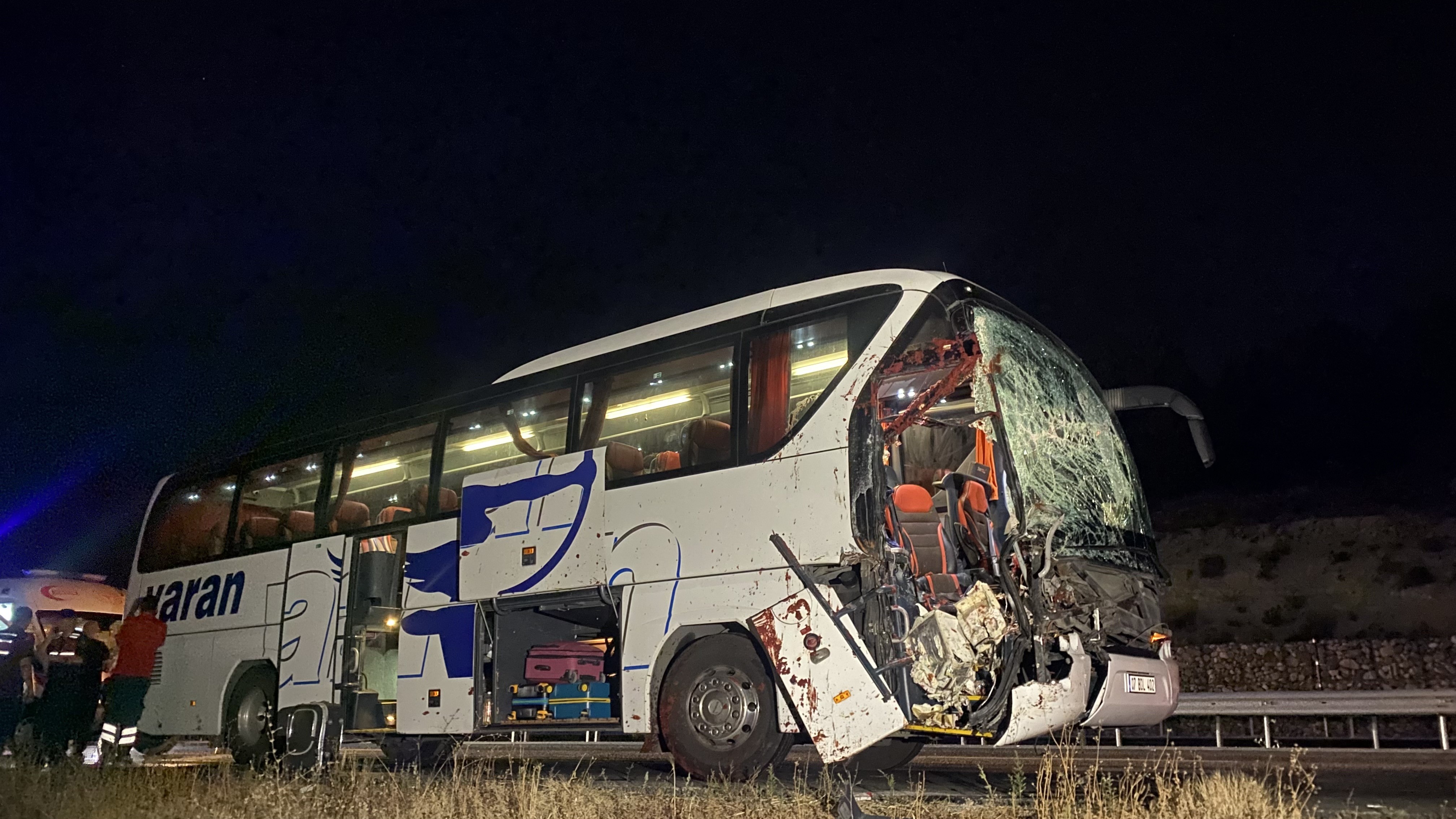 FECİ KAZA: 1’İ AĞIR 15 YARALI