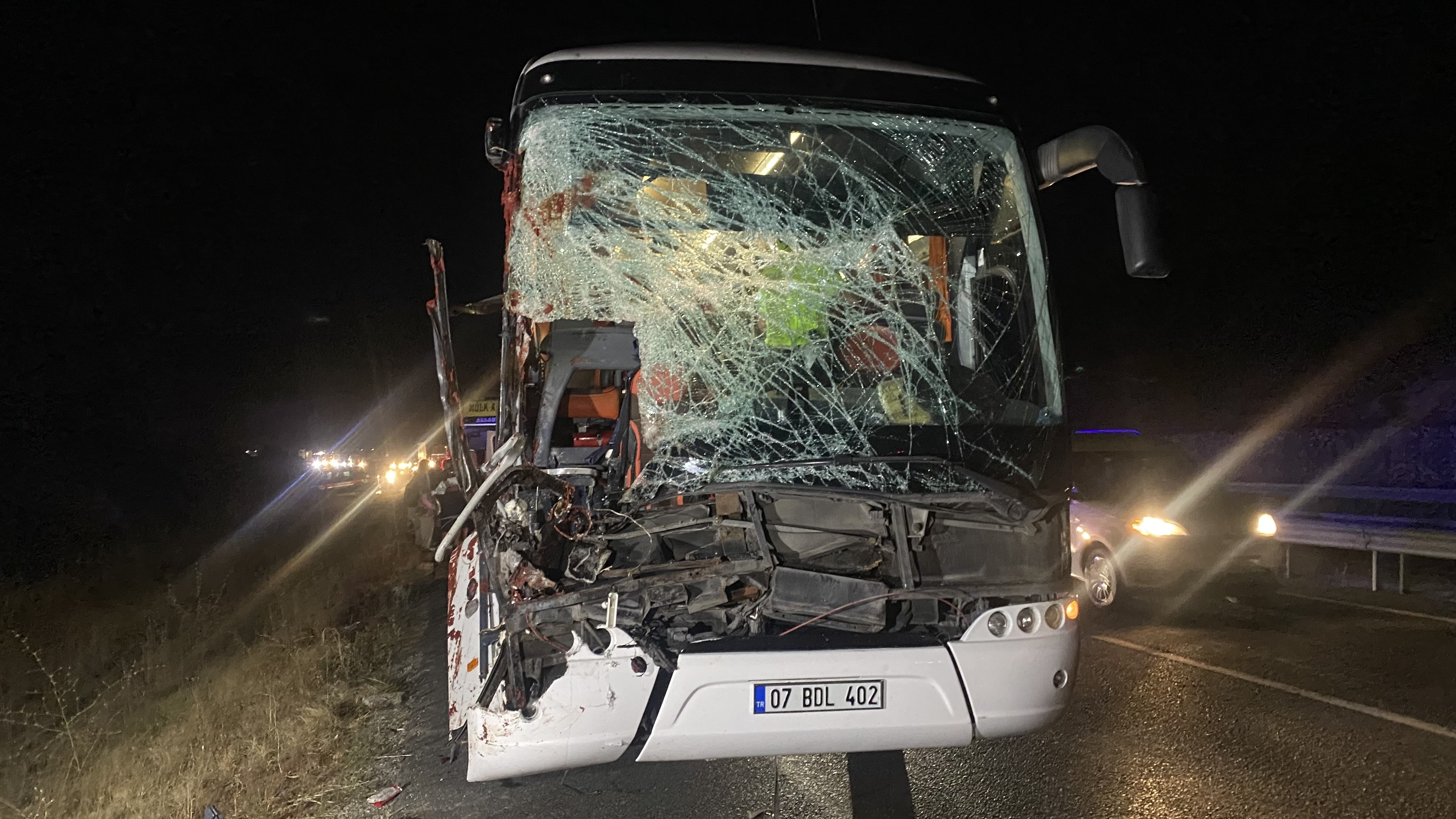 FECİ KAZA: 1’İ AĞIR 15 YARALI