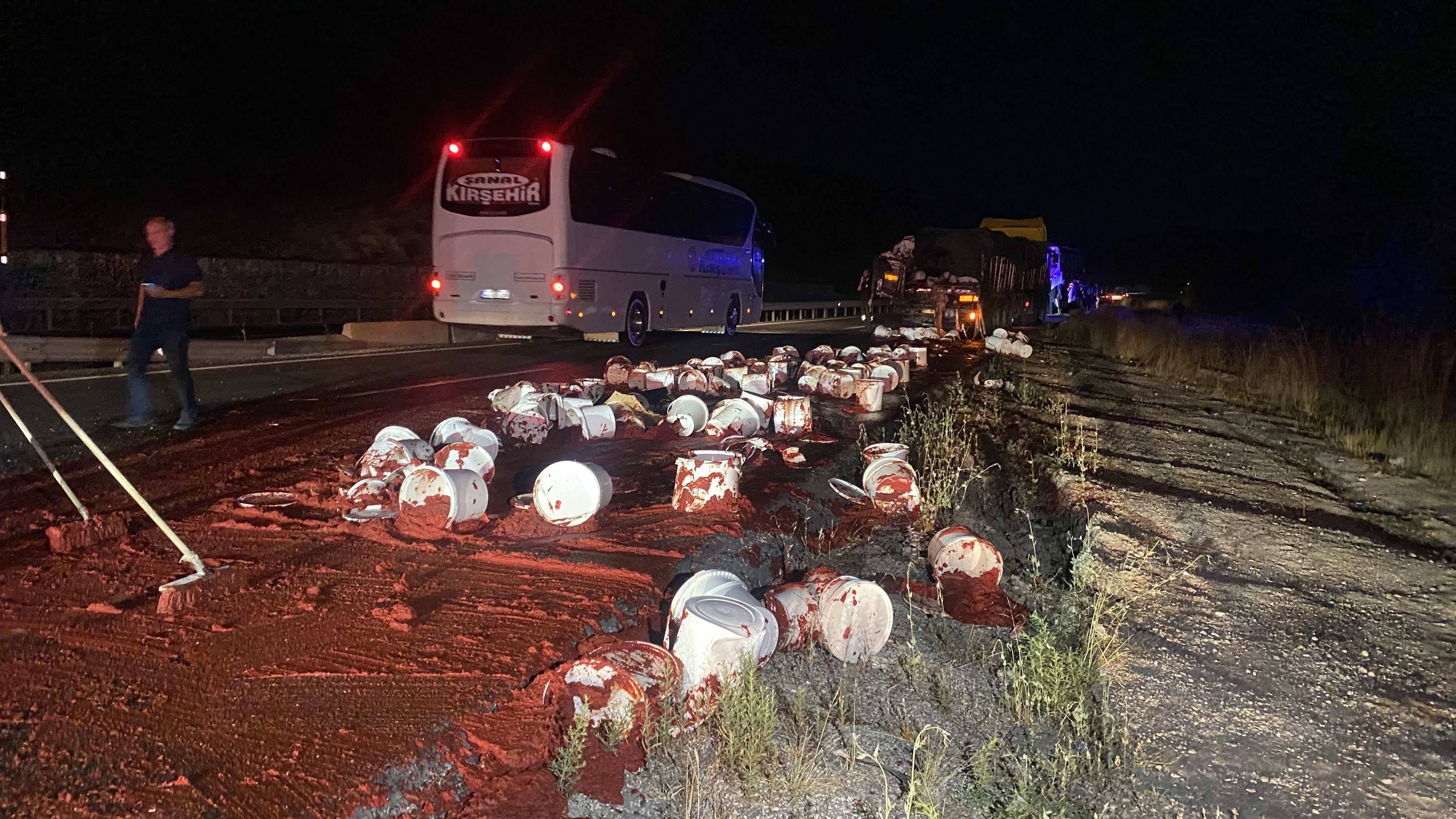 FECİ KAZA: 1’İ AĞIR 15 YARALI
