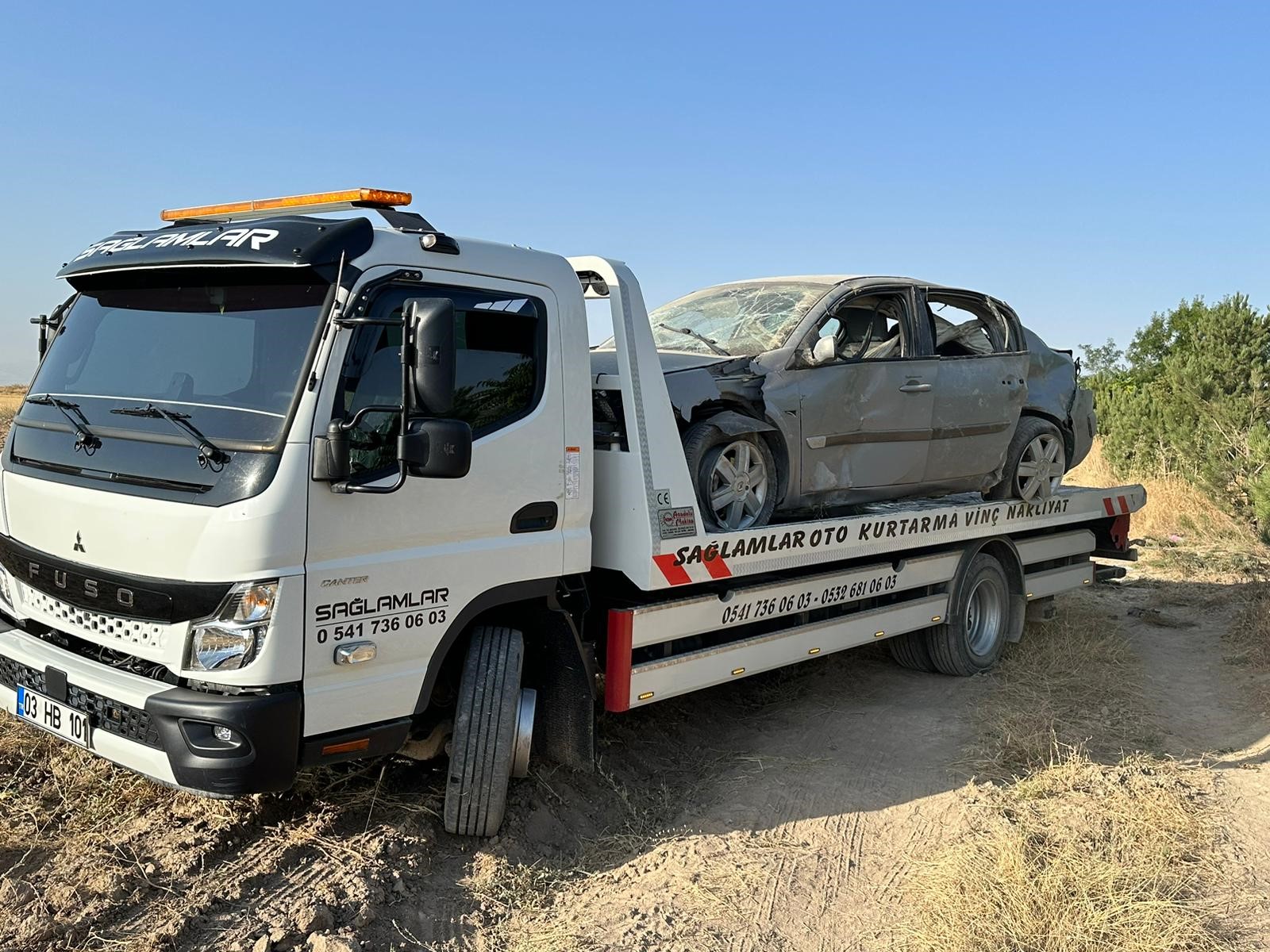 OTOMOBİL ŞARAMPOLE GİRİP AĞACA ÇARPTI