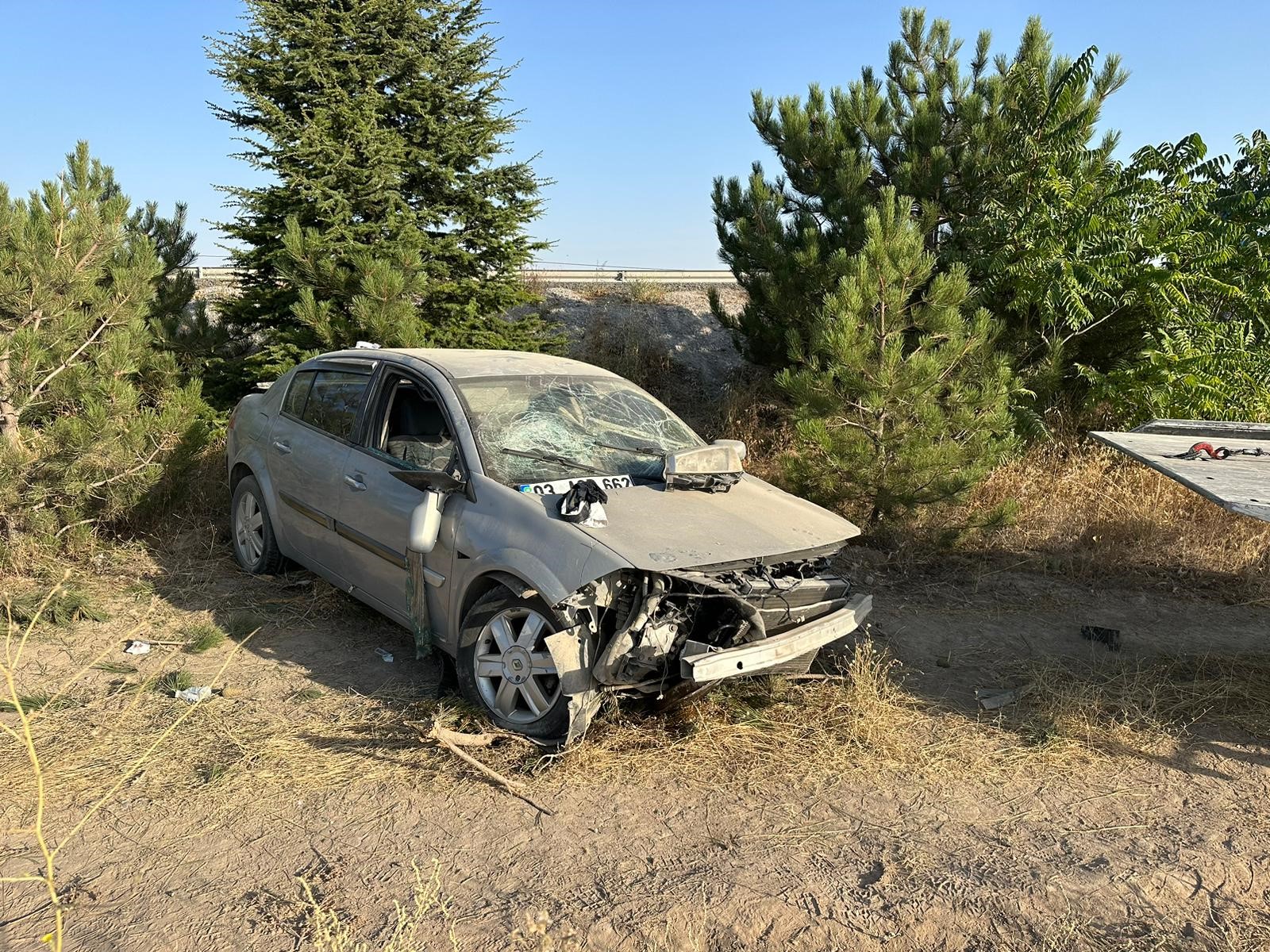 OTOMOBİL ŞARAMPOLE GİRİP AĞACA ÇARPTI