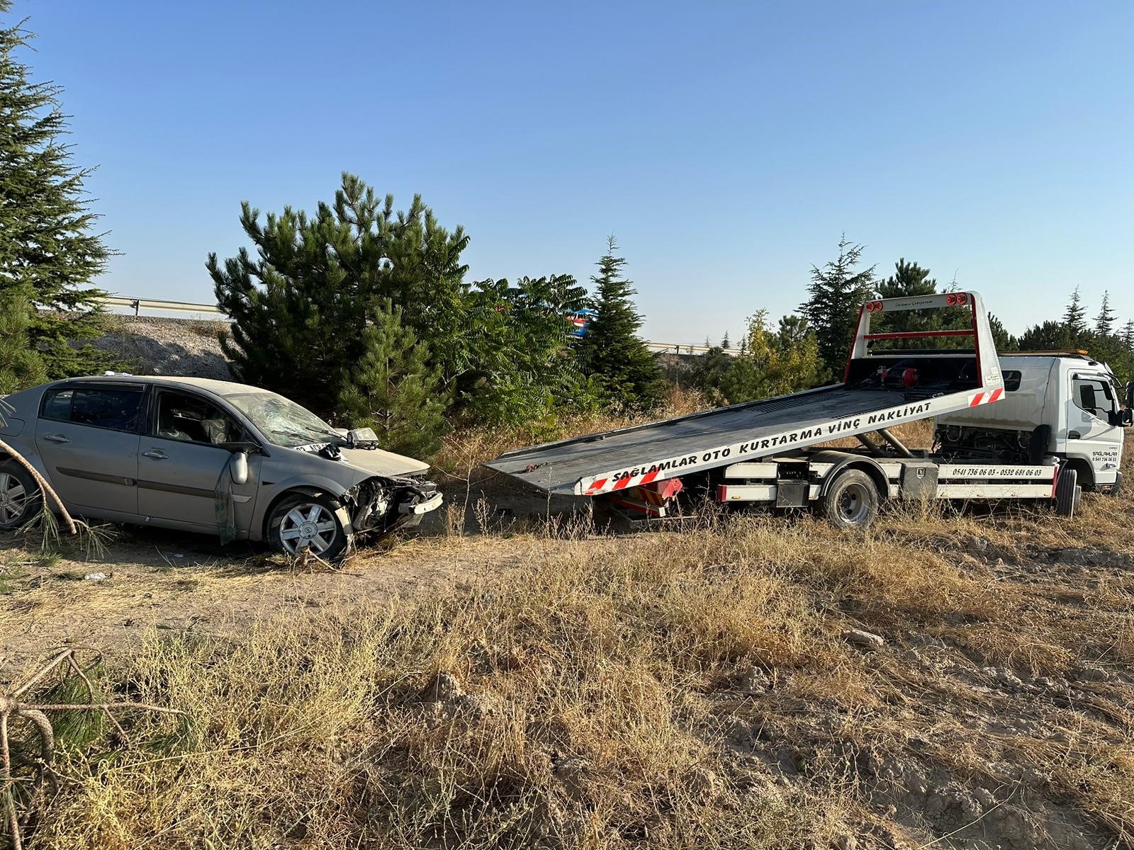 OTOMOBİL ŞARAMPOLE GİRİP AĞACA ÇARPTI