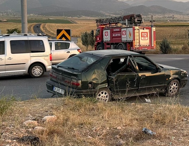 KAVŞAKTA DEVRİLEN OTOMOBİLDE 4 KİŞİ YARALANDI