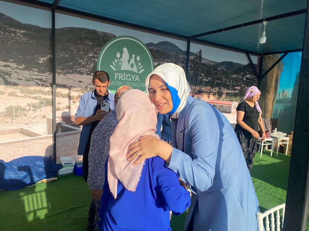 VALİ YİĞİTBAŞI VALİLİK ÇADIRINI ZİYARET ETTİ