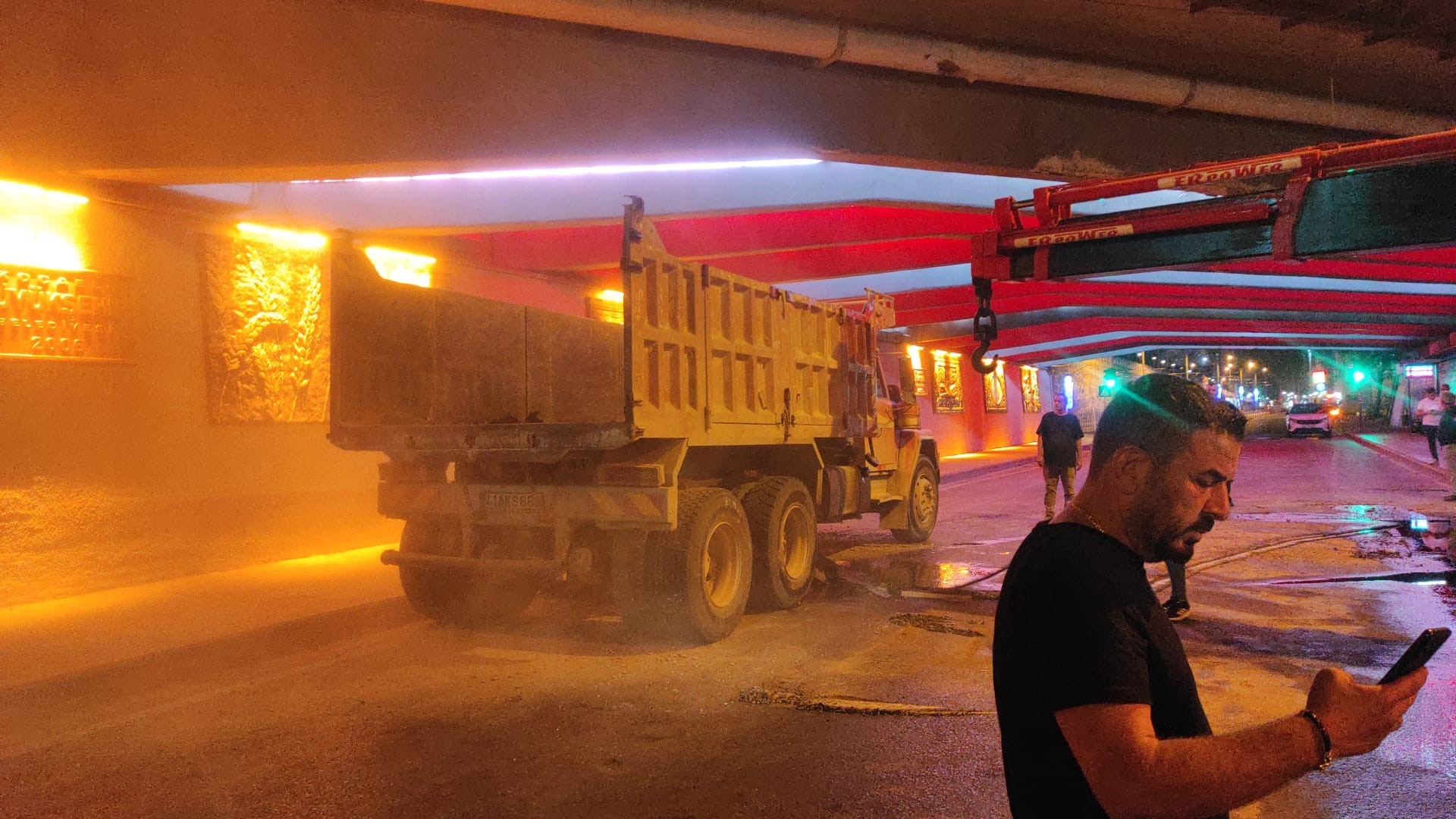 BULDOZER YÜKLÜ KAMYON DEVRİLDİ
